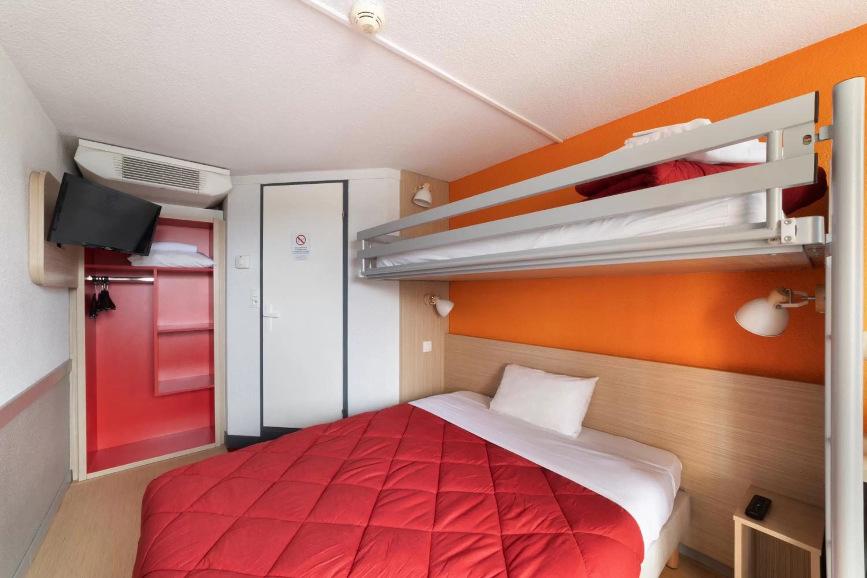 Photo of the whole room, Bed in Hotel Fleury Merogis - Ex Premiere Classe Fleury Merogis