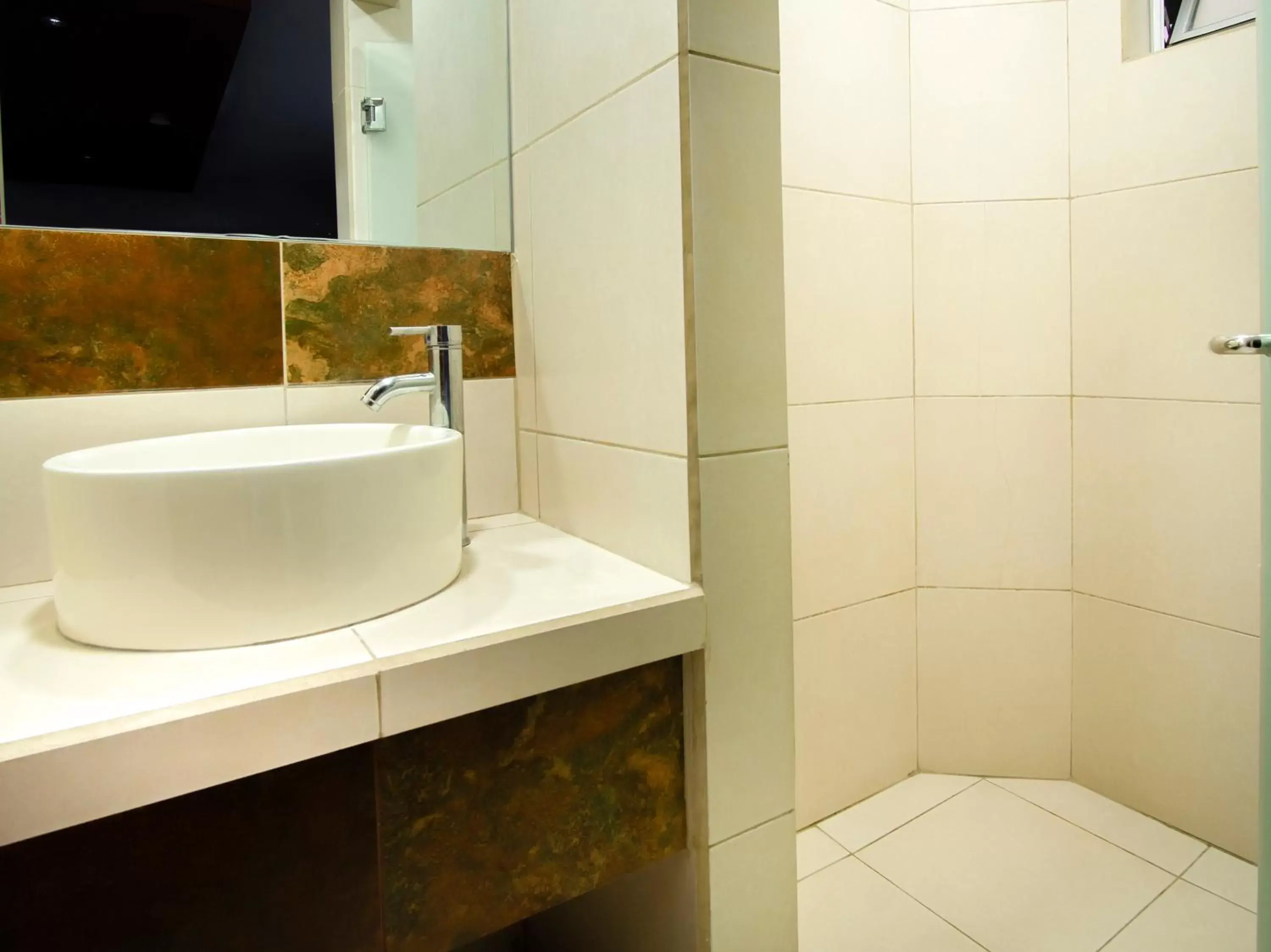 Toilet, Bathroom in CAPITAL O Hotel Rose, Ensenada