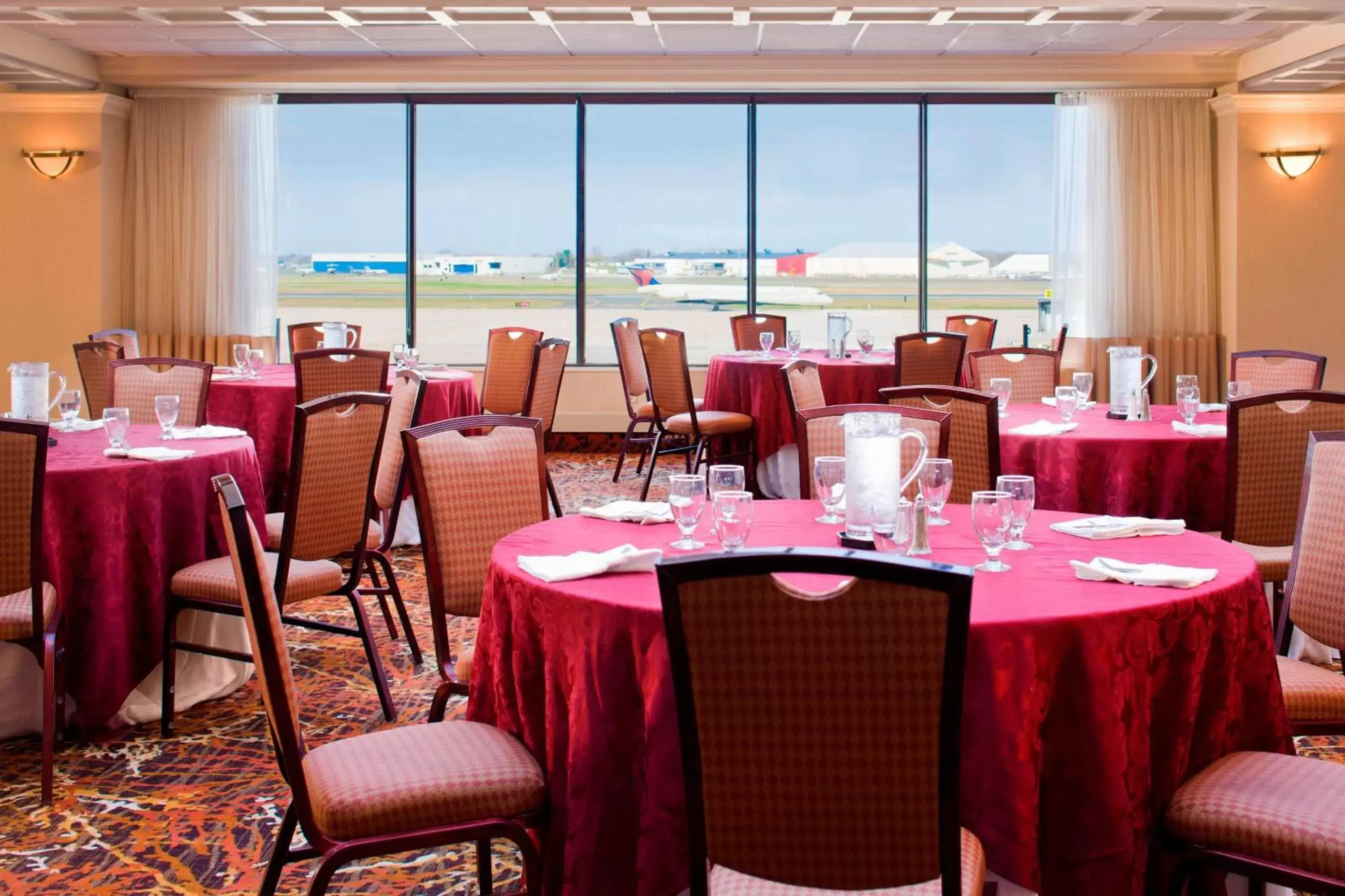 Meeting/conference room, Restaurant/Places to Eat in Sheraton Hartford Hotel at Bradley Airport