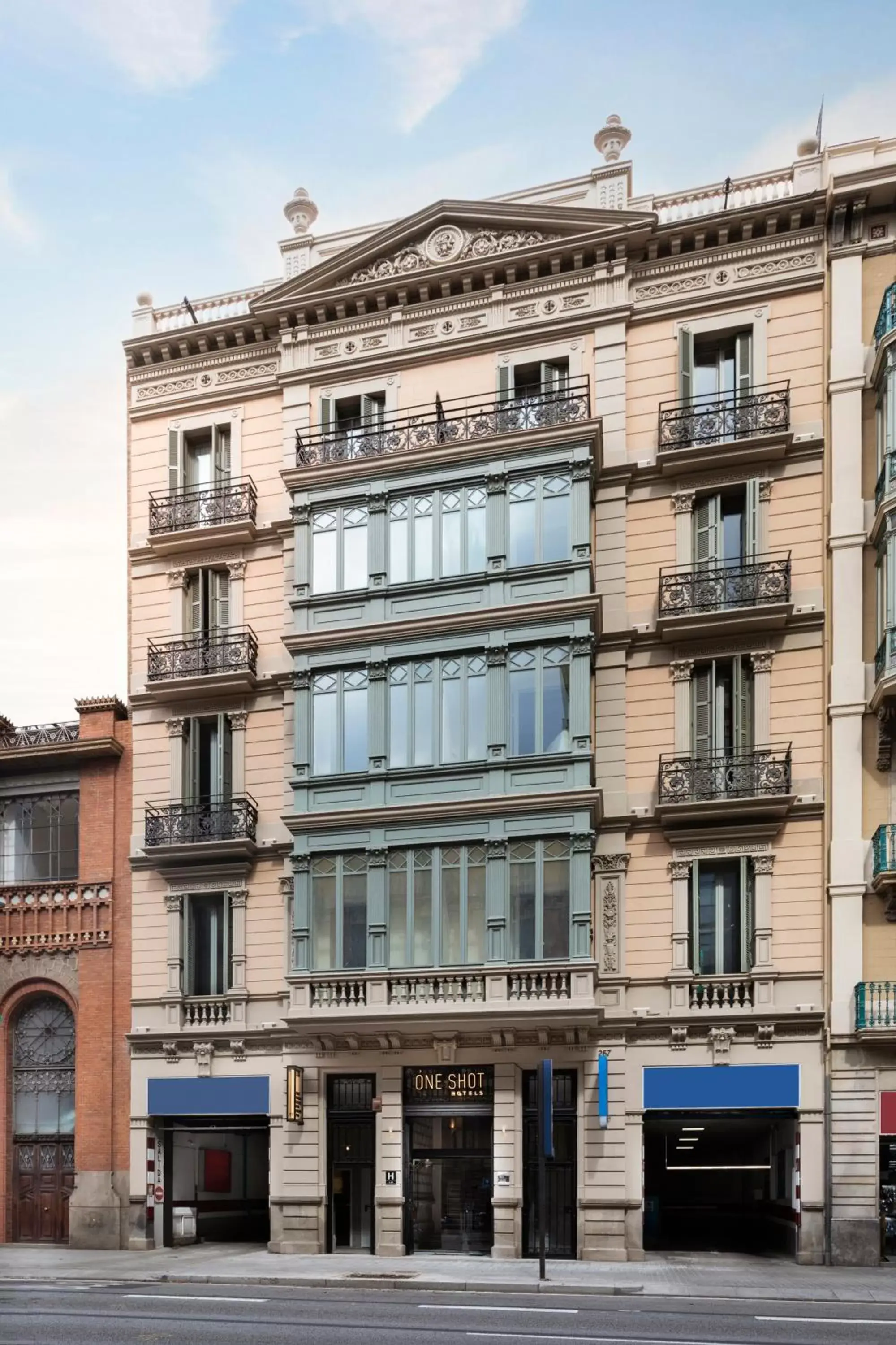 Facade/entrance, Property Building in One Shot Aragó 257