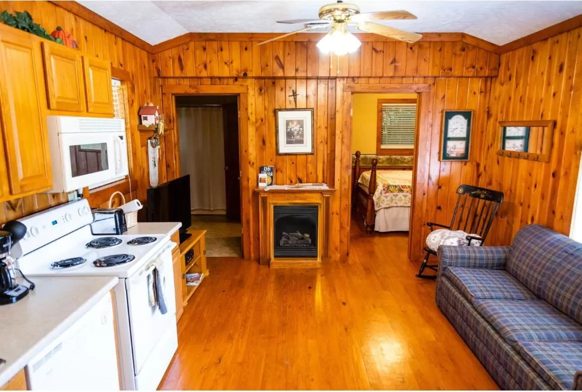 Bed in Mountain Aire Cottages, Inn, & Glamping