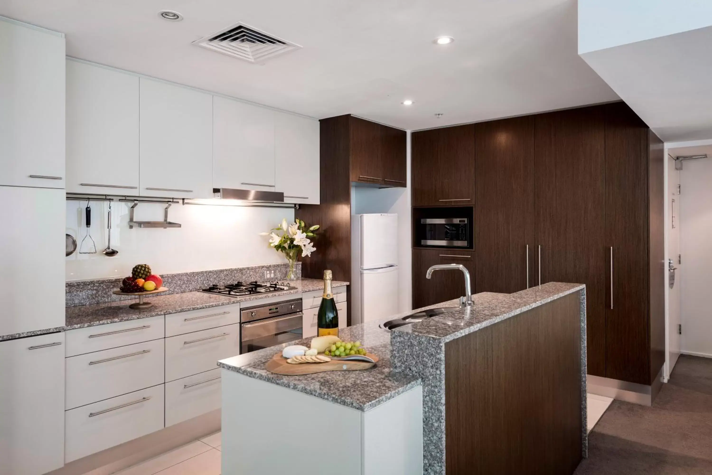 Kitchen or kitchenette, Kitchen/Kitchenette in Oaks Brisbane Aurora Suites