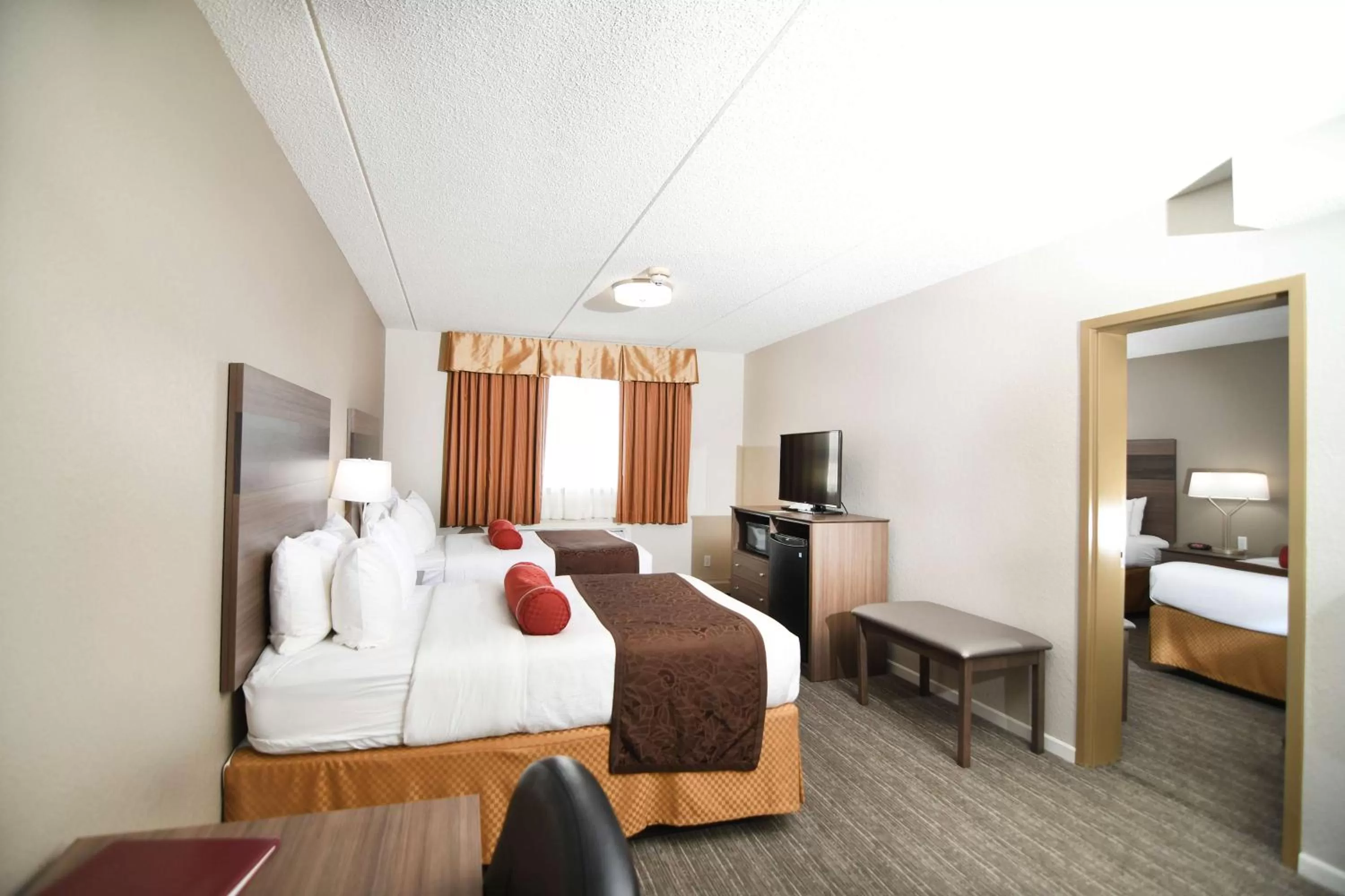 Photo of the whole room, Bed in Best Western Plus Sandusky Hotel & Suites