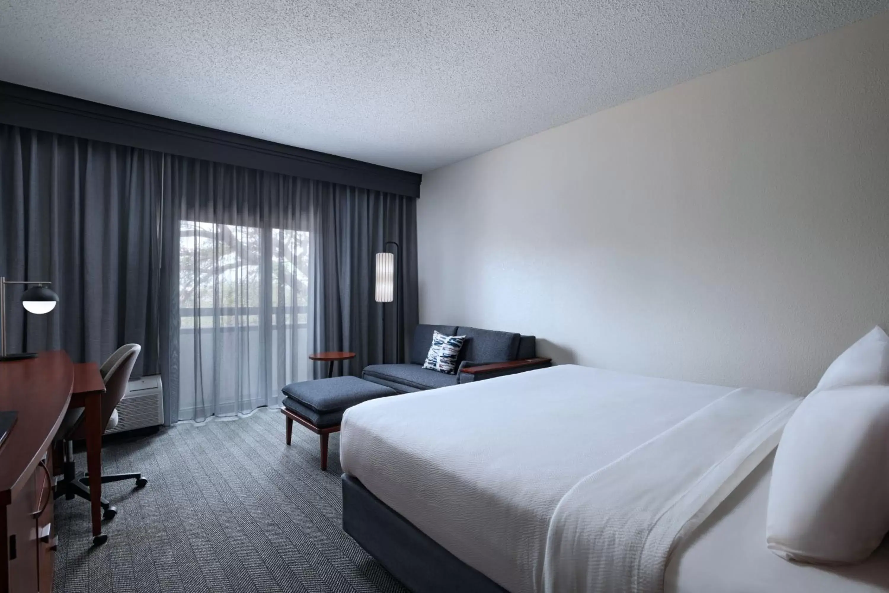 Photo of the whole room, Bed in Courtyard by Marriott Dallas Richardson at Spring Valley