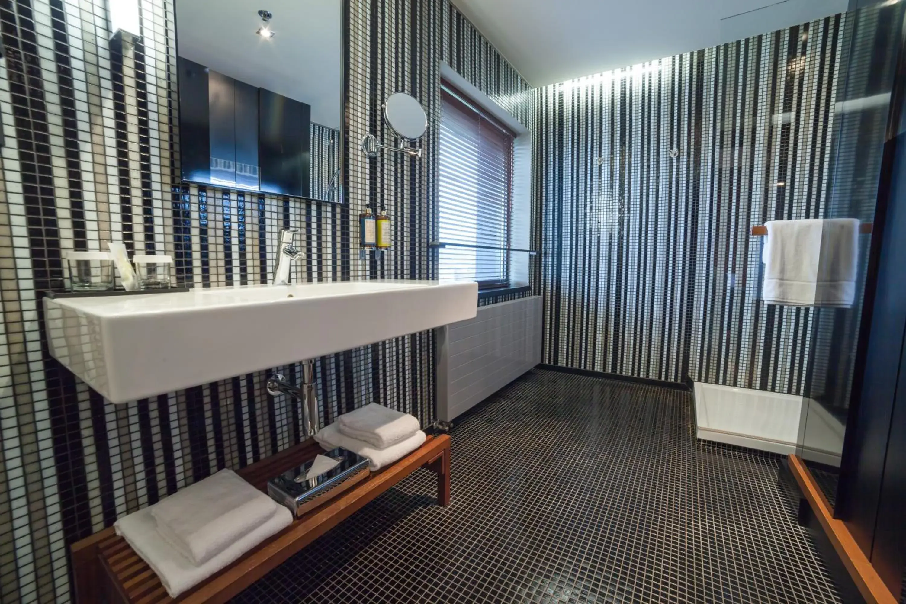 Shower, Bathroom in Hotel Yasmin Koice