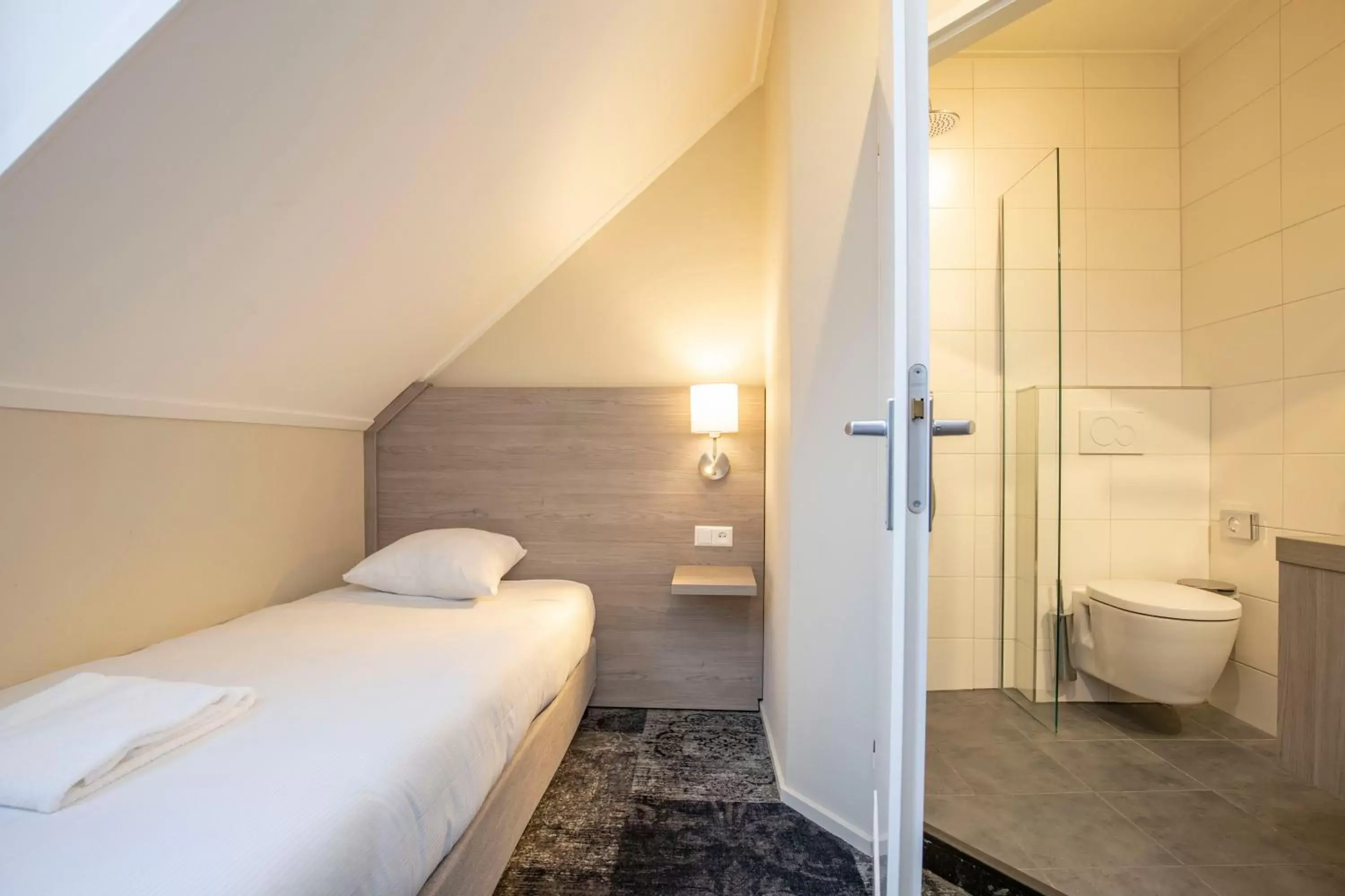 Toilet, Bed in Fletcher Hotel Landgoed Huis te Eerbeek