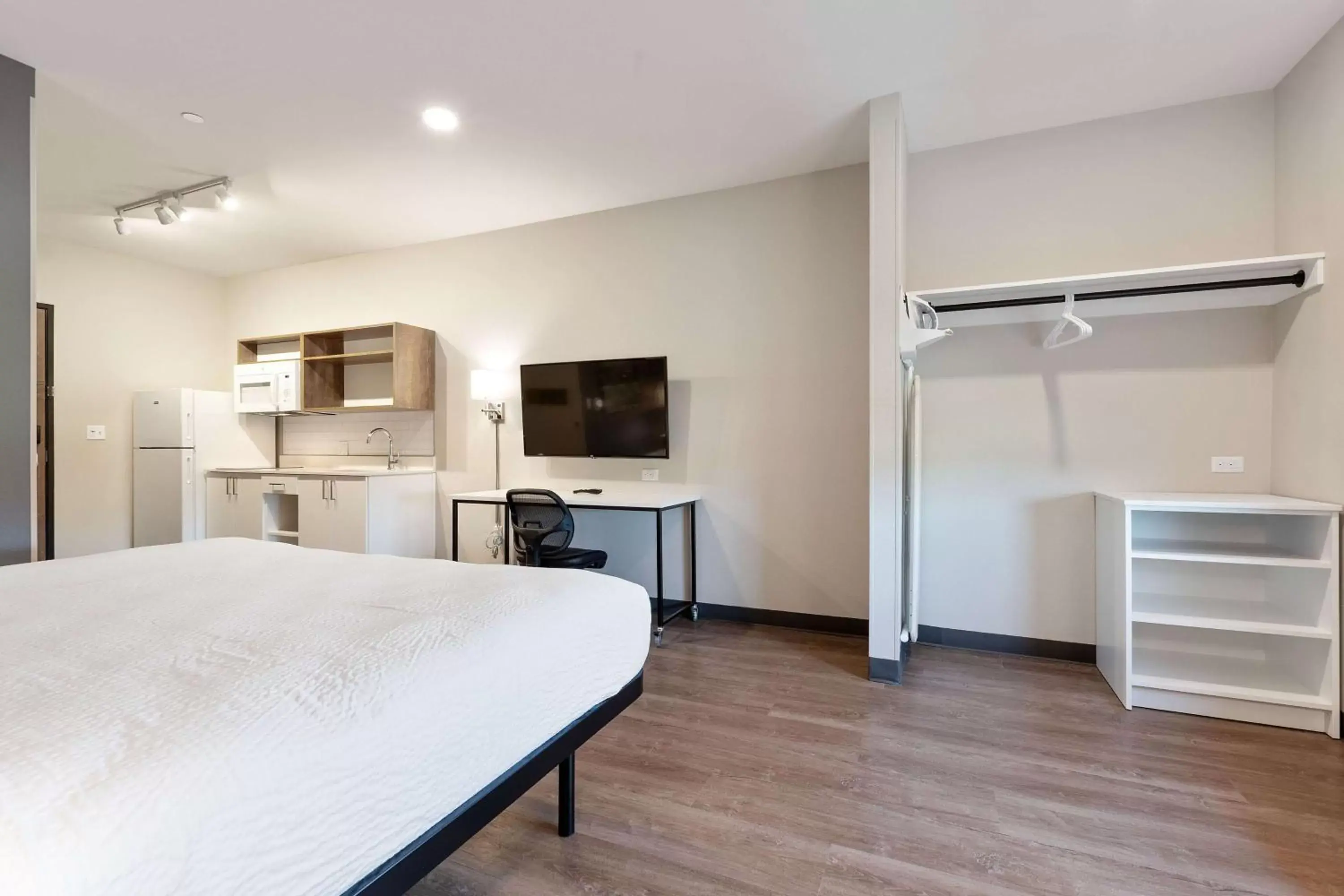 Bedroom, TV/Entertainment Center in Extended Stay America Premier Suites - Fredericksburg