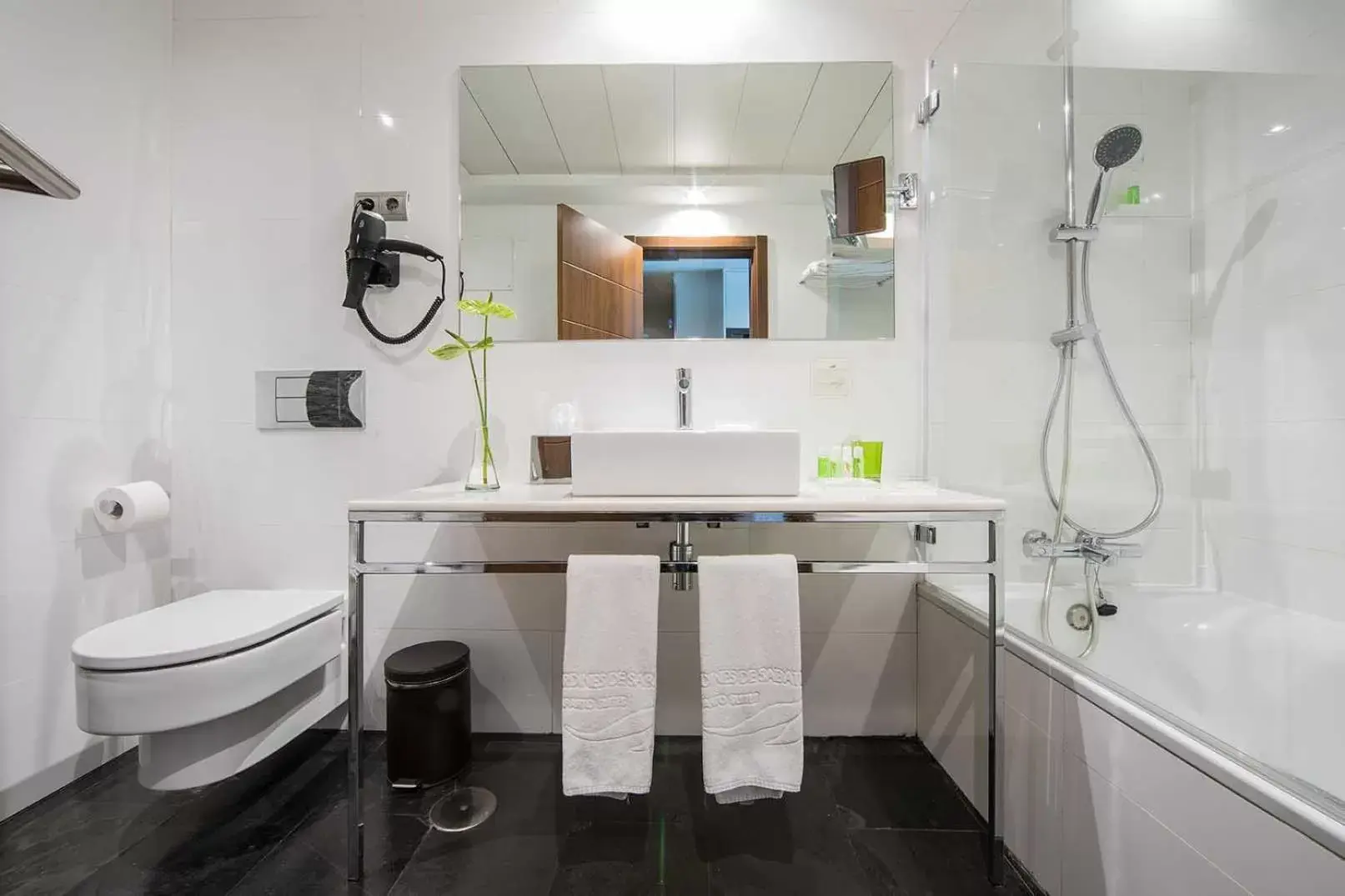 Bathroom in Apartosuites Jardines de Sabatini