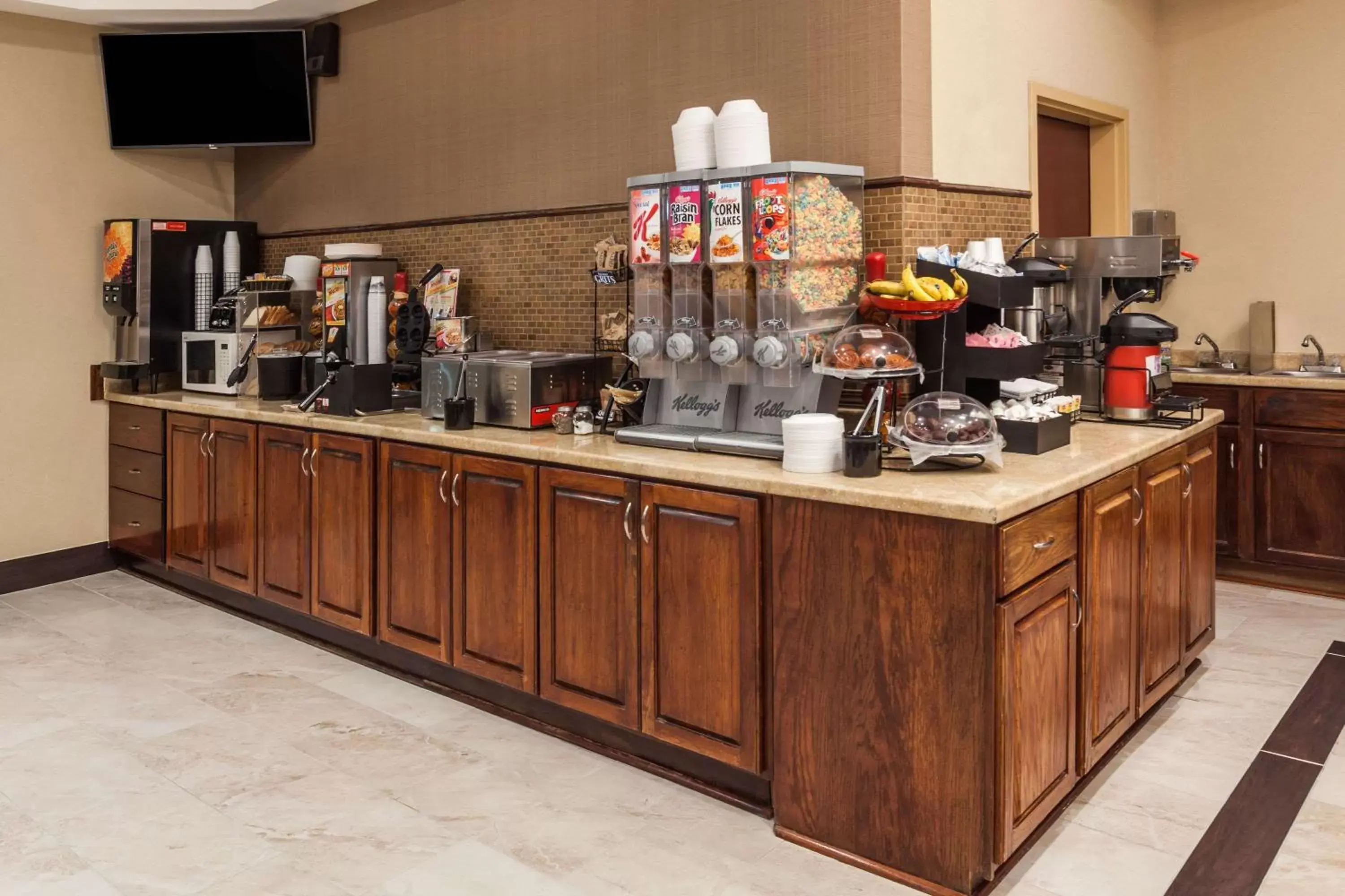 Restaurant/places to eat, Kitchen/Kitchenette in Ramada by Wyndham Locust Grove