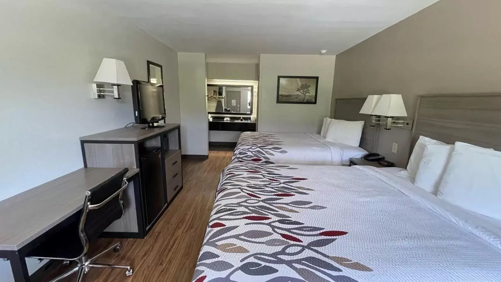 Photo of the whole room, Bed in Red Roof Inn Chattanooga - Lookout Mountain