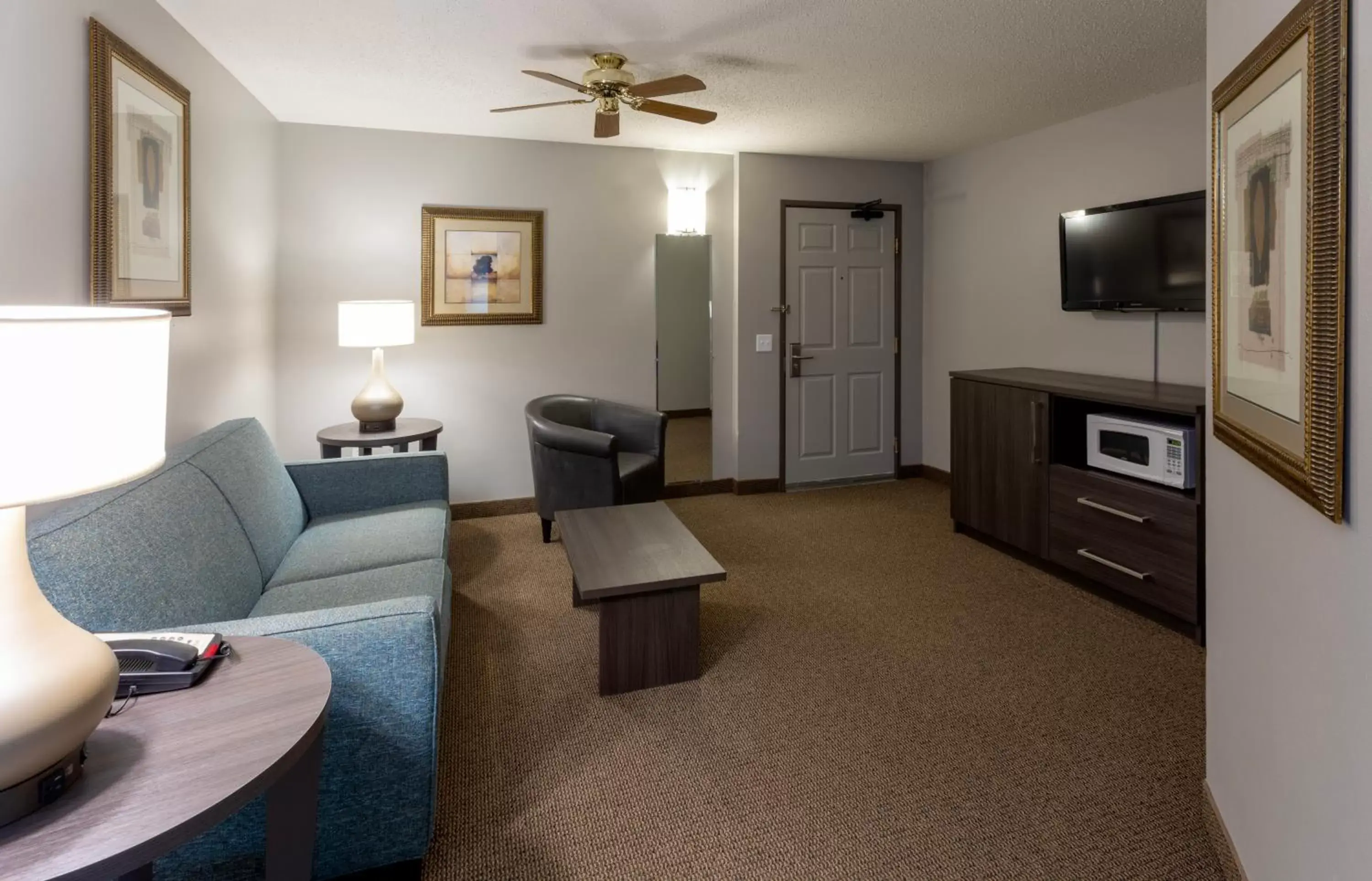 Living room, Seating Area in Paynesville Inn & Suites