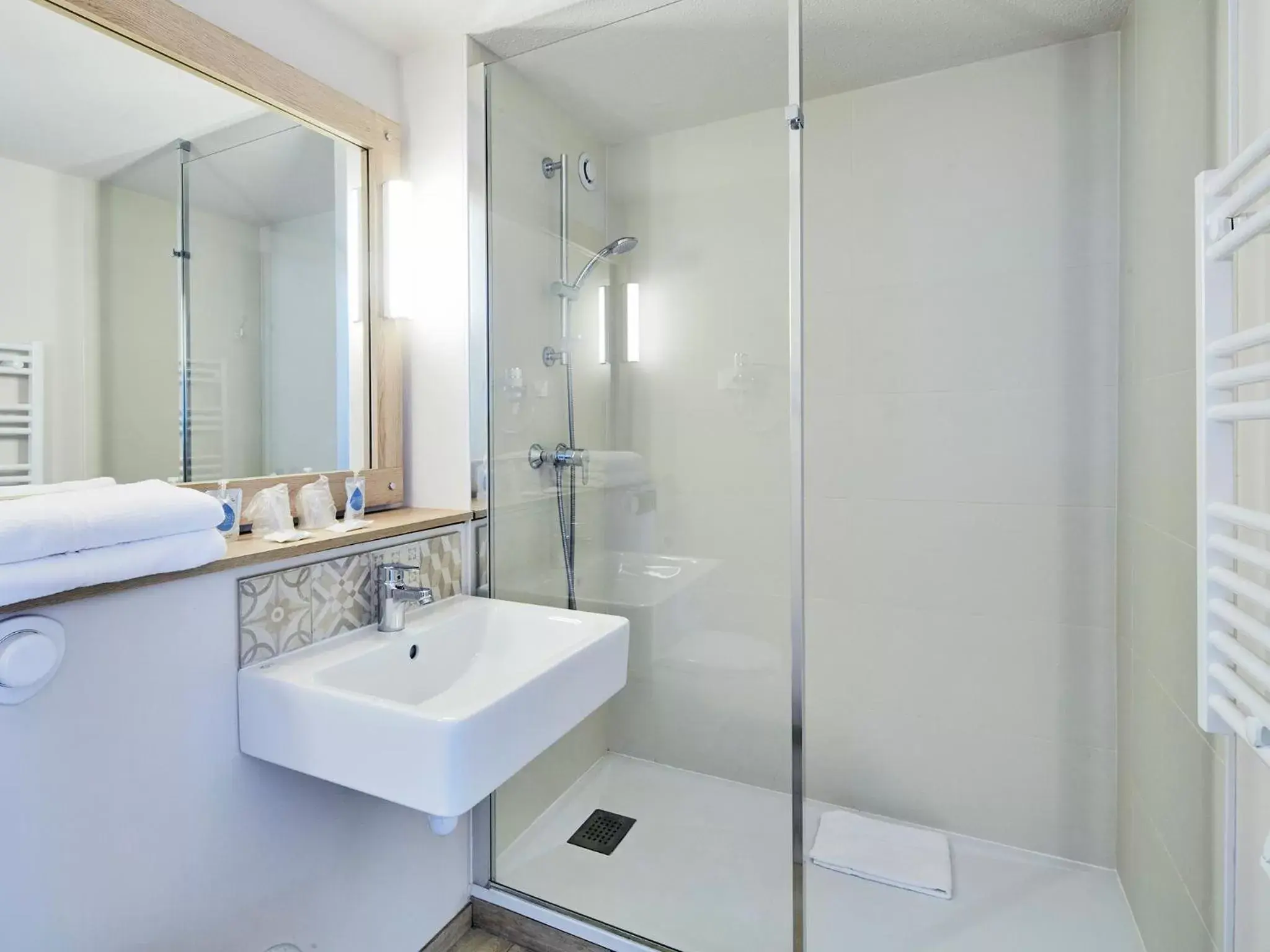 Bathroom in Kyriad Digne-Les-Bains