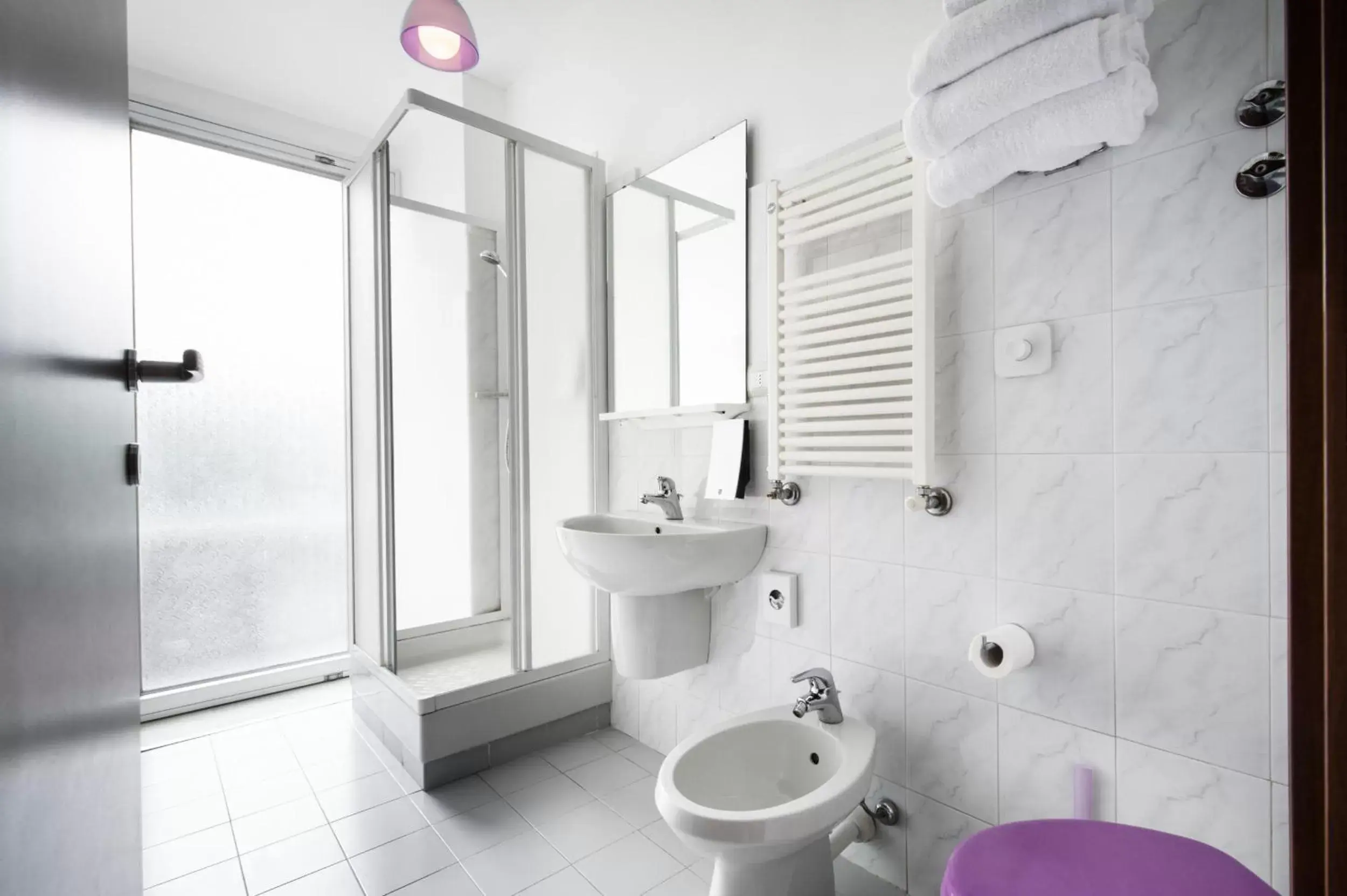 Shower, Bathroom in Hotel Nologo