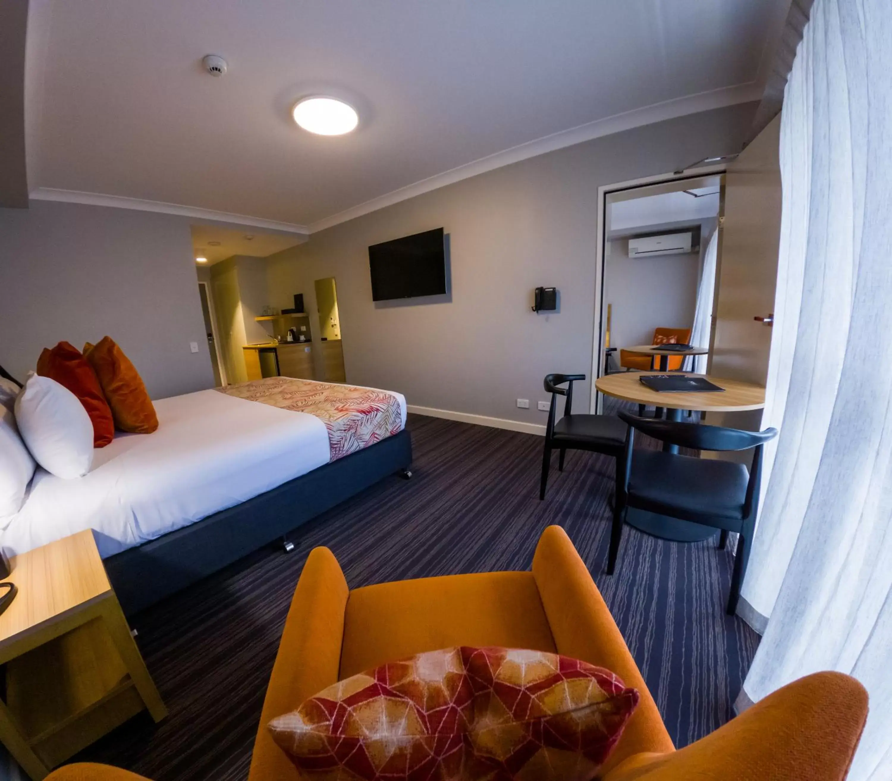 TV and multimedia, Bed in Potters Toowoomba Hotel