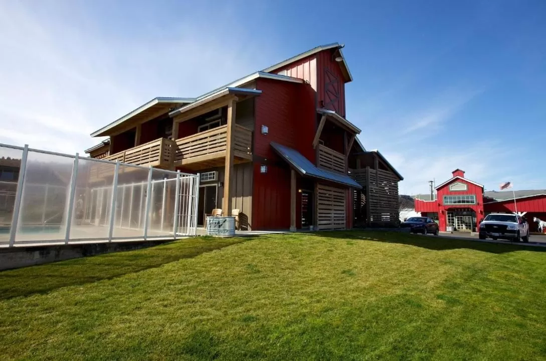 Facade/entrance in Cousin's Country Inn