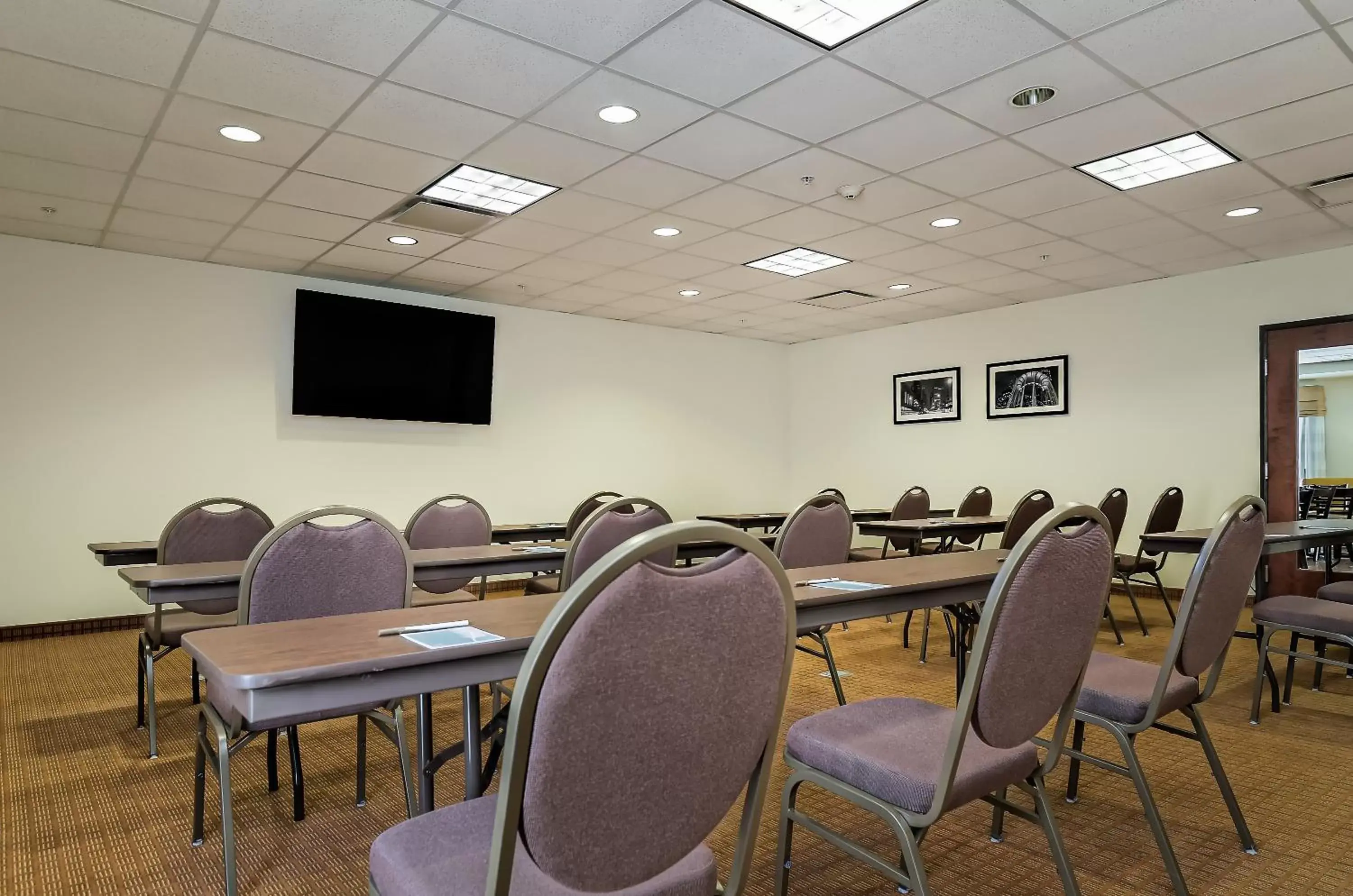 Communal lounge/ TV room, Business Area/Conference Room in Sleep Inn & Suites - Fort Scott