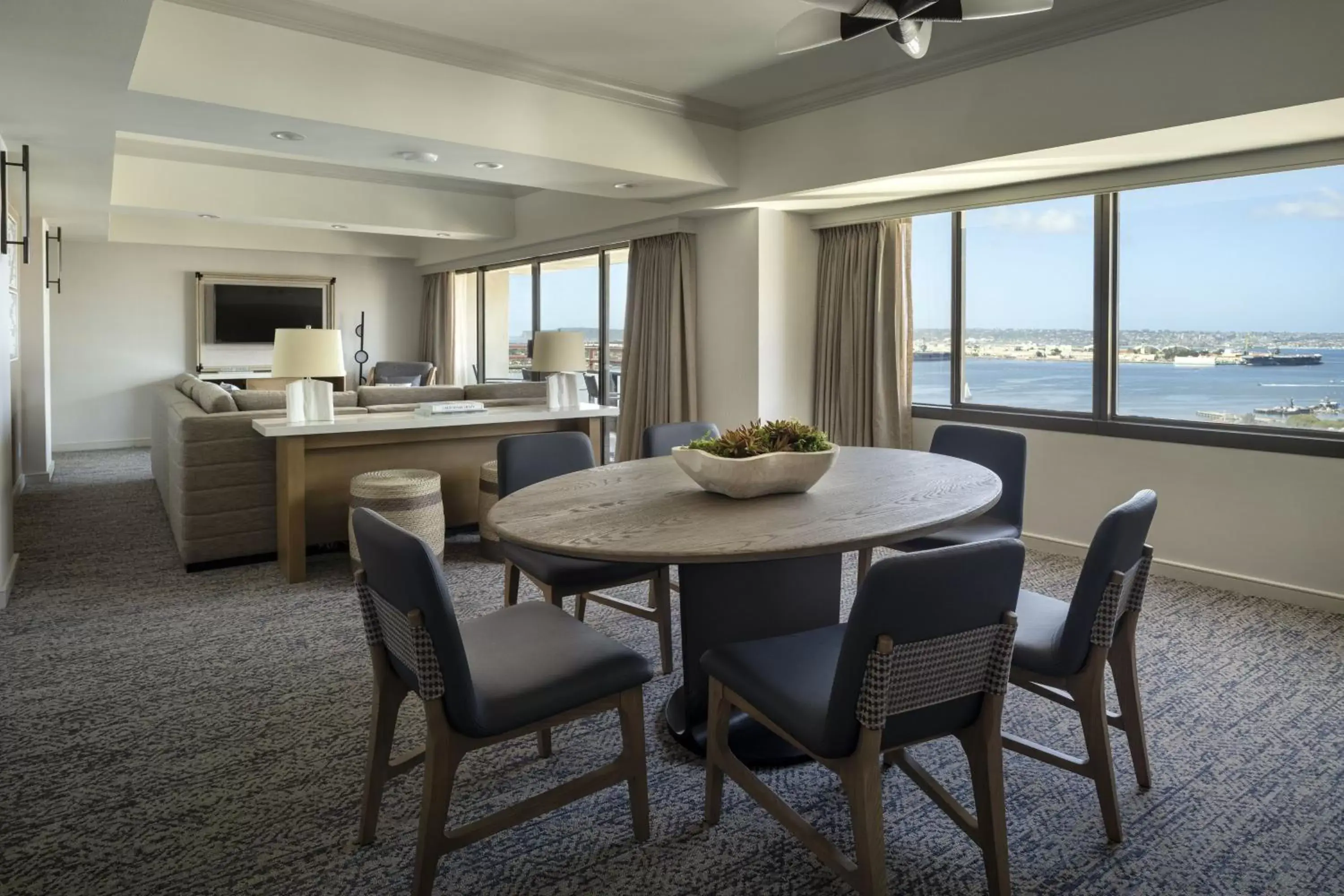 Photo of the whole room, Dining Area in San Diego Marriott Marquis and Marina