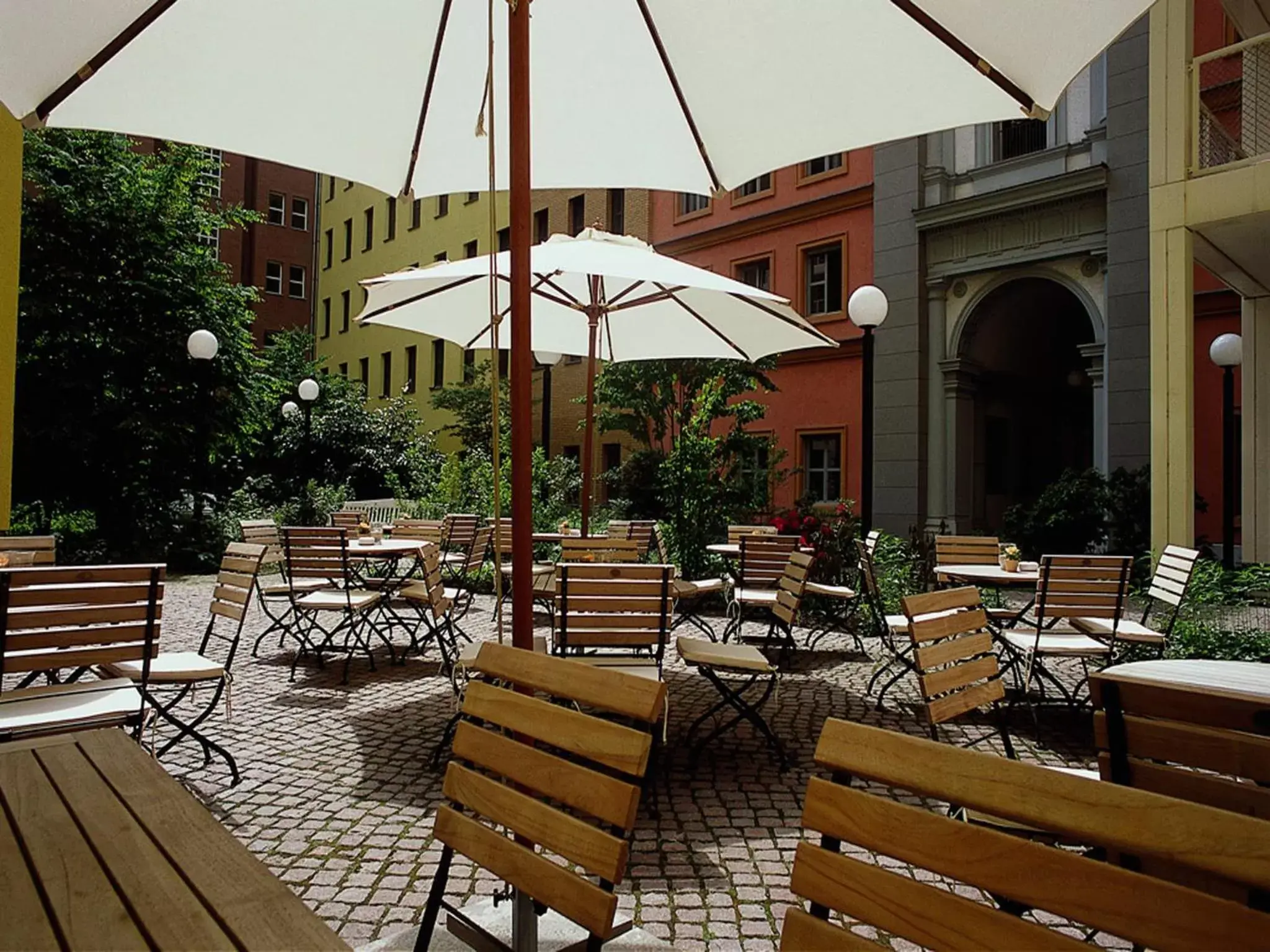 Balcony/Terrace, Restaurant/Places to Eat in Mercure Hotel & Residenz Berlin Checkpoint Charlie