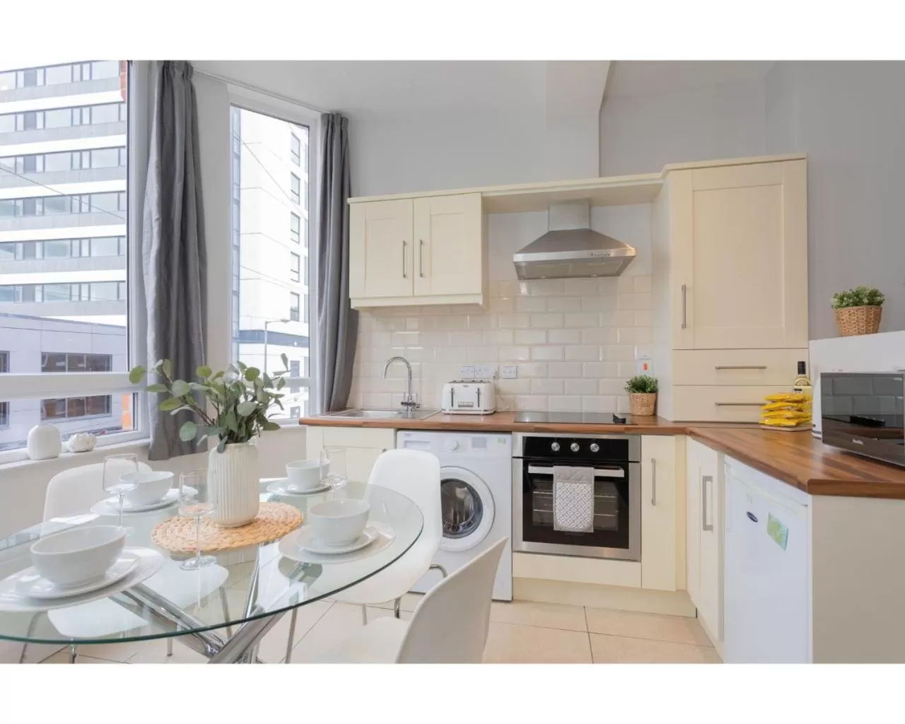 Kitchen or kitchenette, Kitchen/Kitchenette in Central Belfast Apartments Camden Street