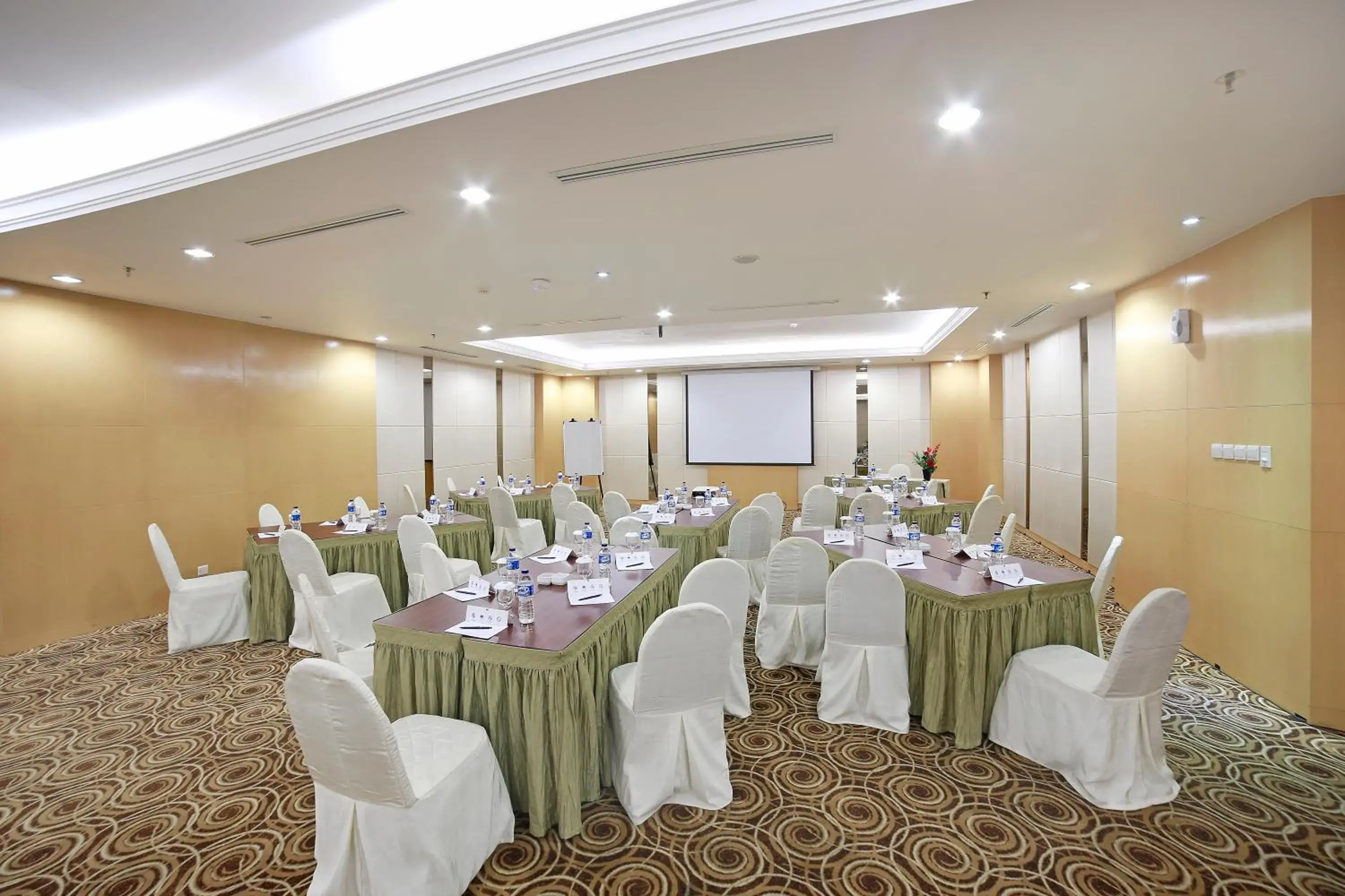 Meeting/conference room in All Sedayu Hotel Kelapa Gading
