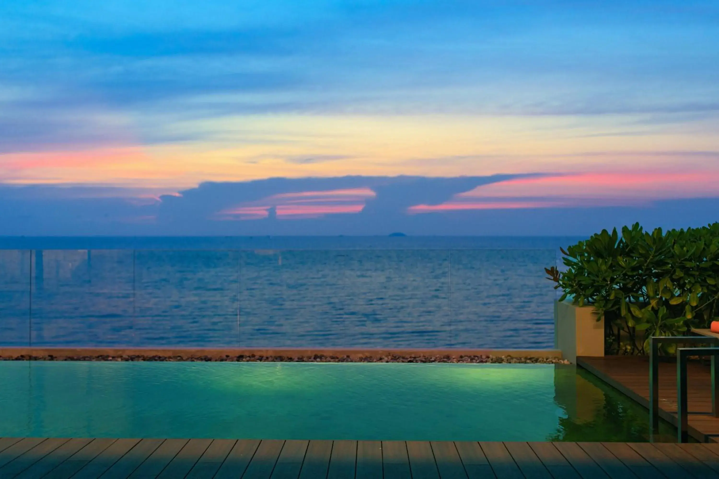 Swimming Pool in Renaissance Pattaya Resort & Spa