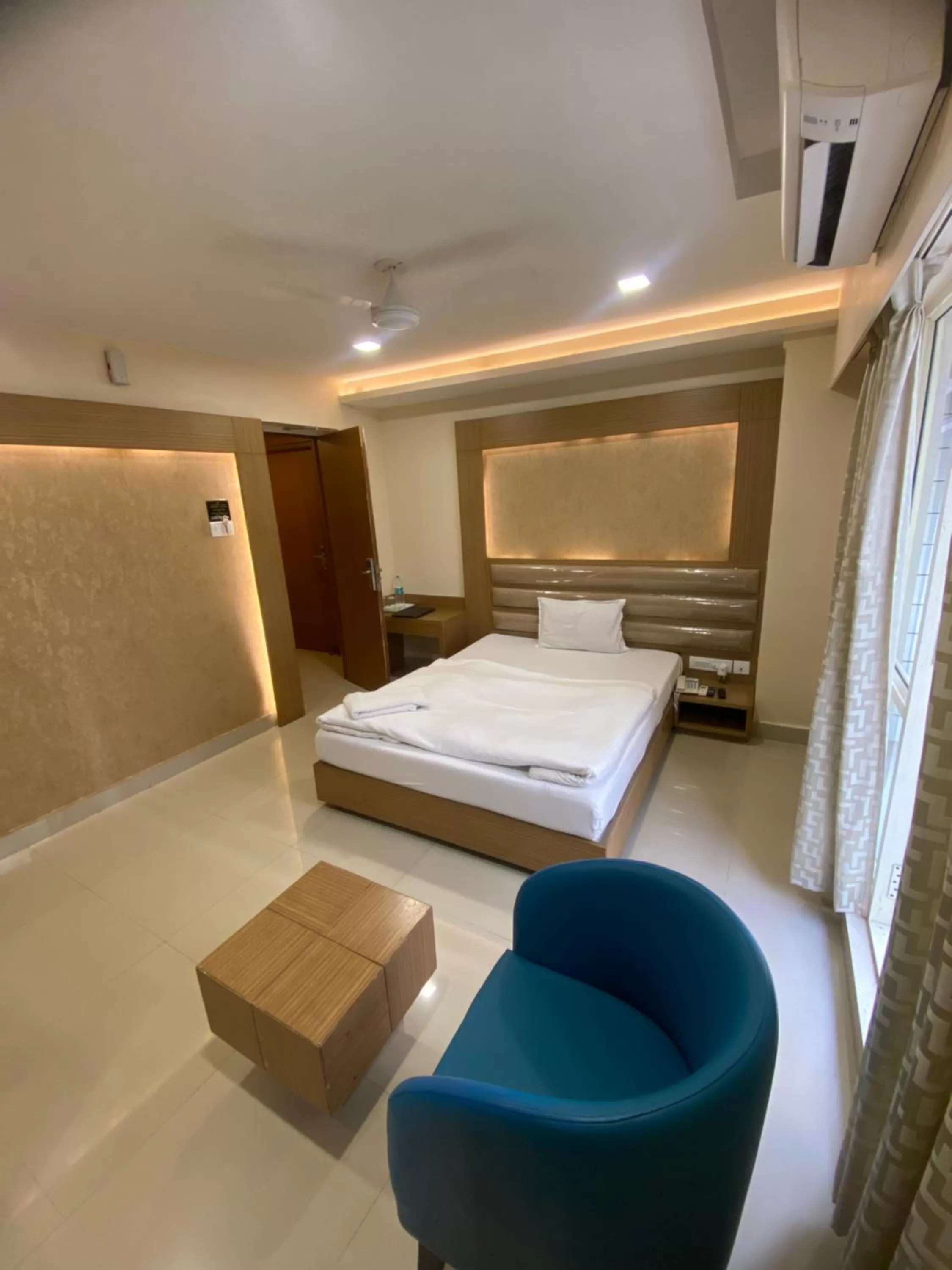 Bedroom, Bed in Greens Suite - Business Class Hotel - Opposite Ripon Building