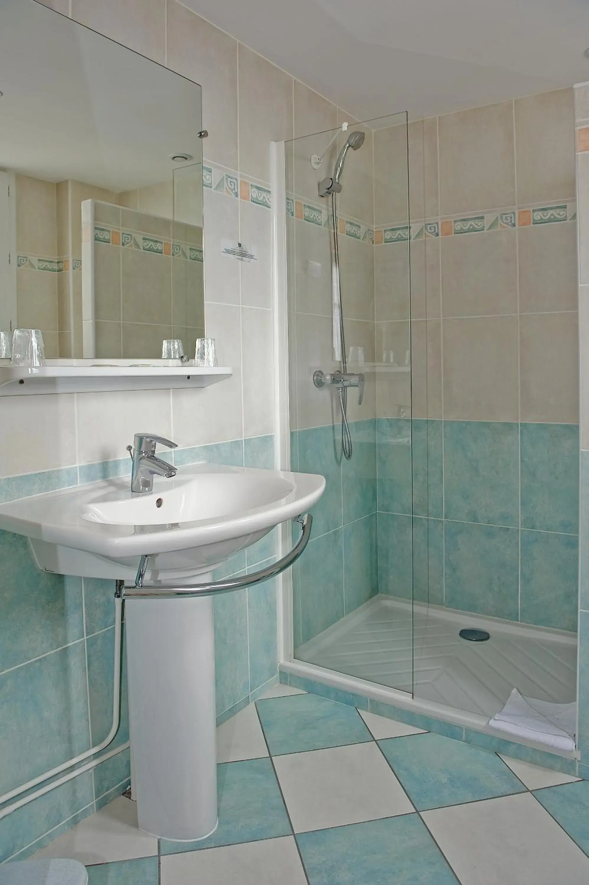 Shower, Bathroom in Logis Hôtel Des Châteaux De La Loire