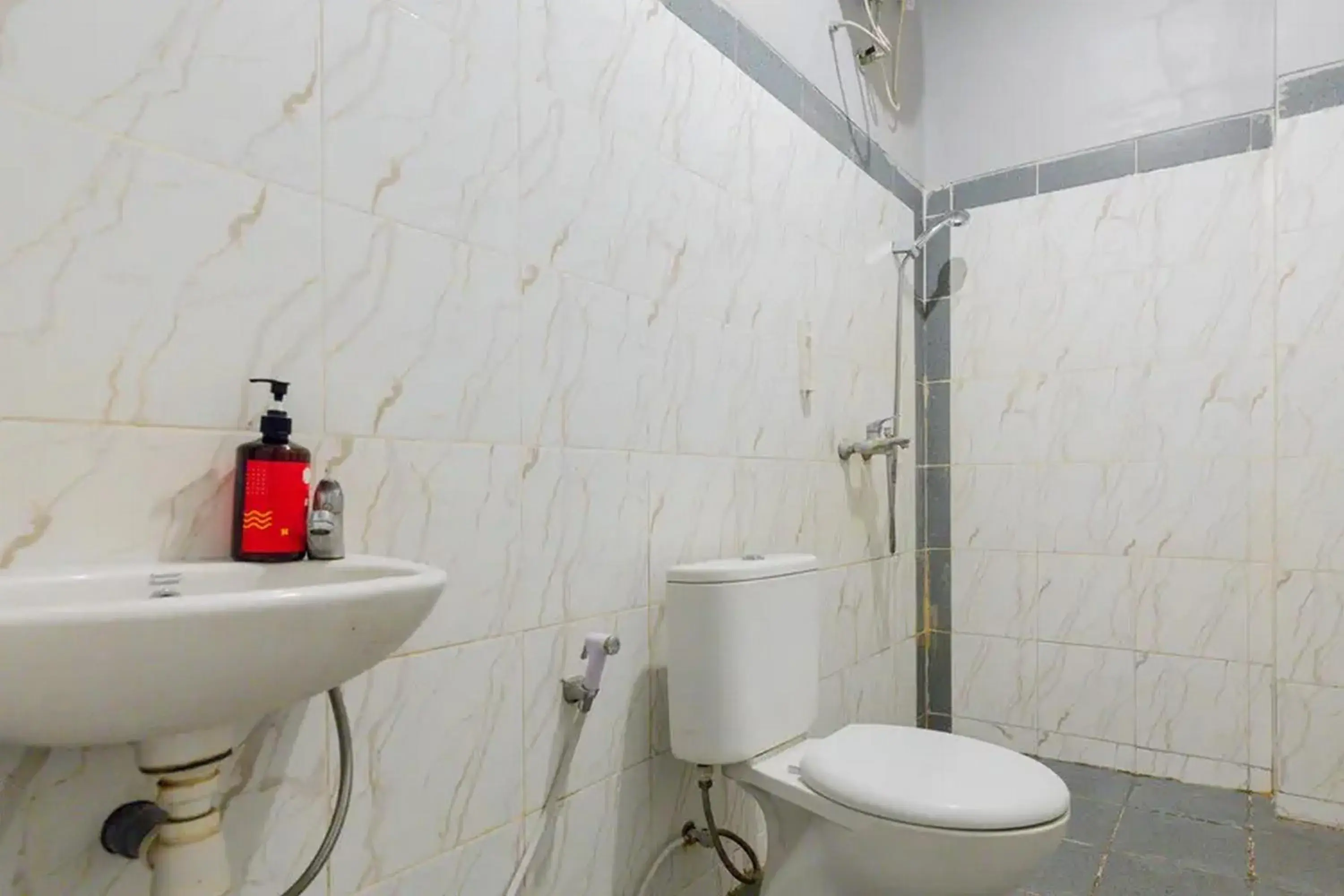 Bathroom in RedDoorz @ Manukan Surabaya