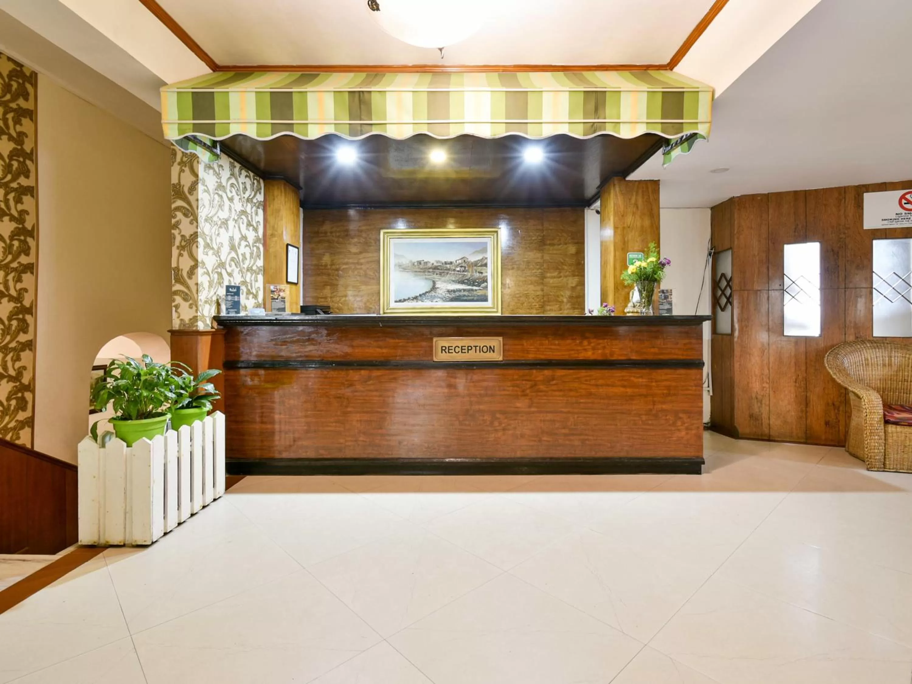 Lobby/Reception in Muscatel Delamare - 200 Mts from MG Marg