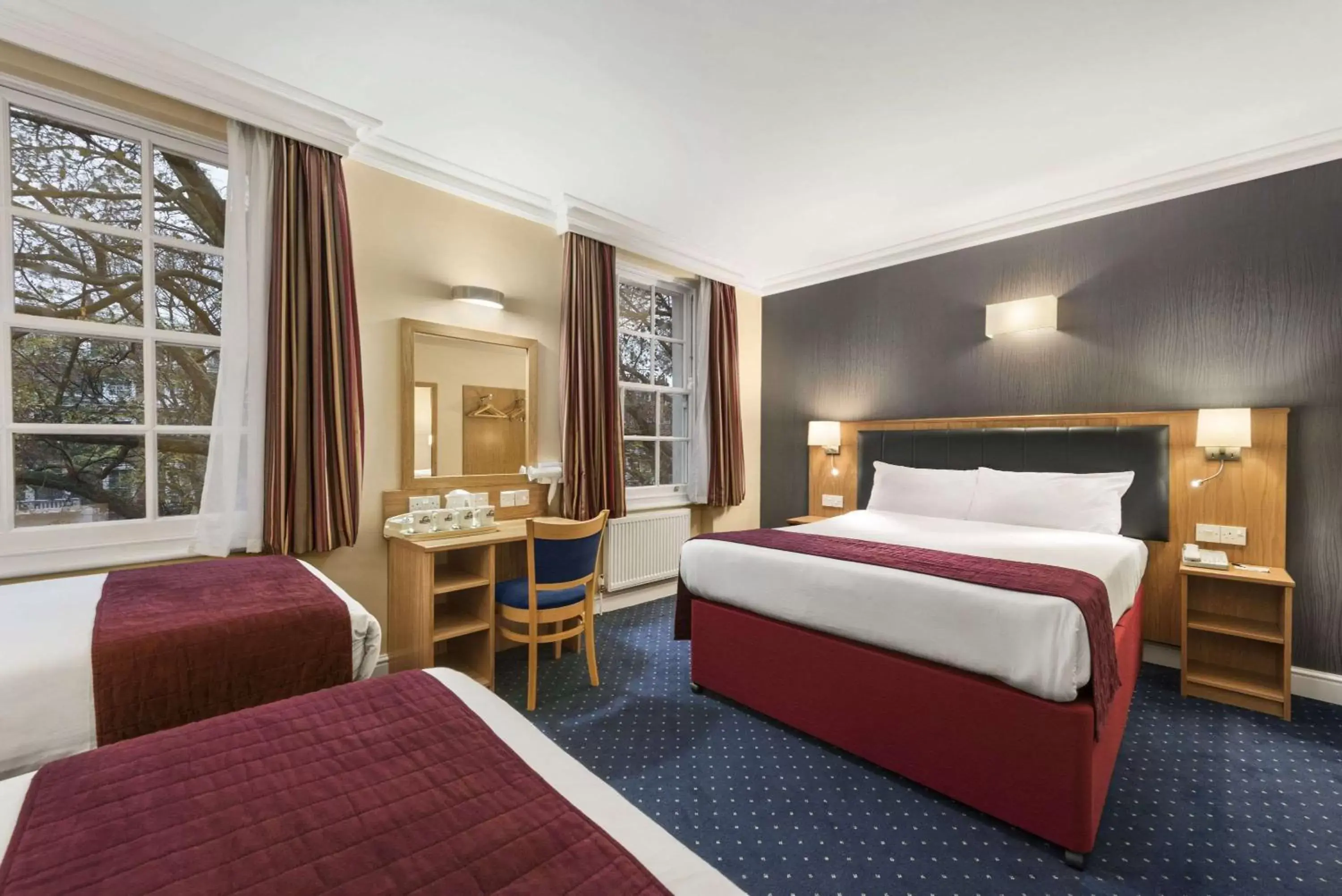 Photo of the whole room, Bed in Days Inn Hyde Park