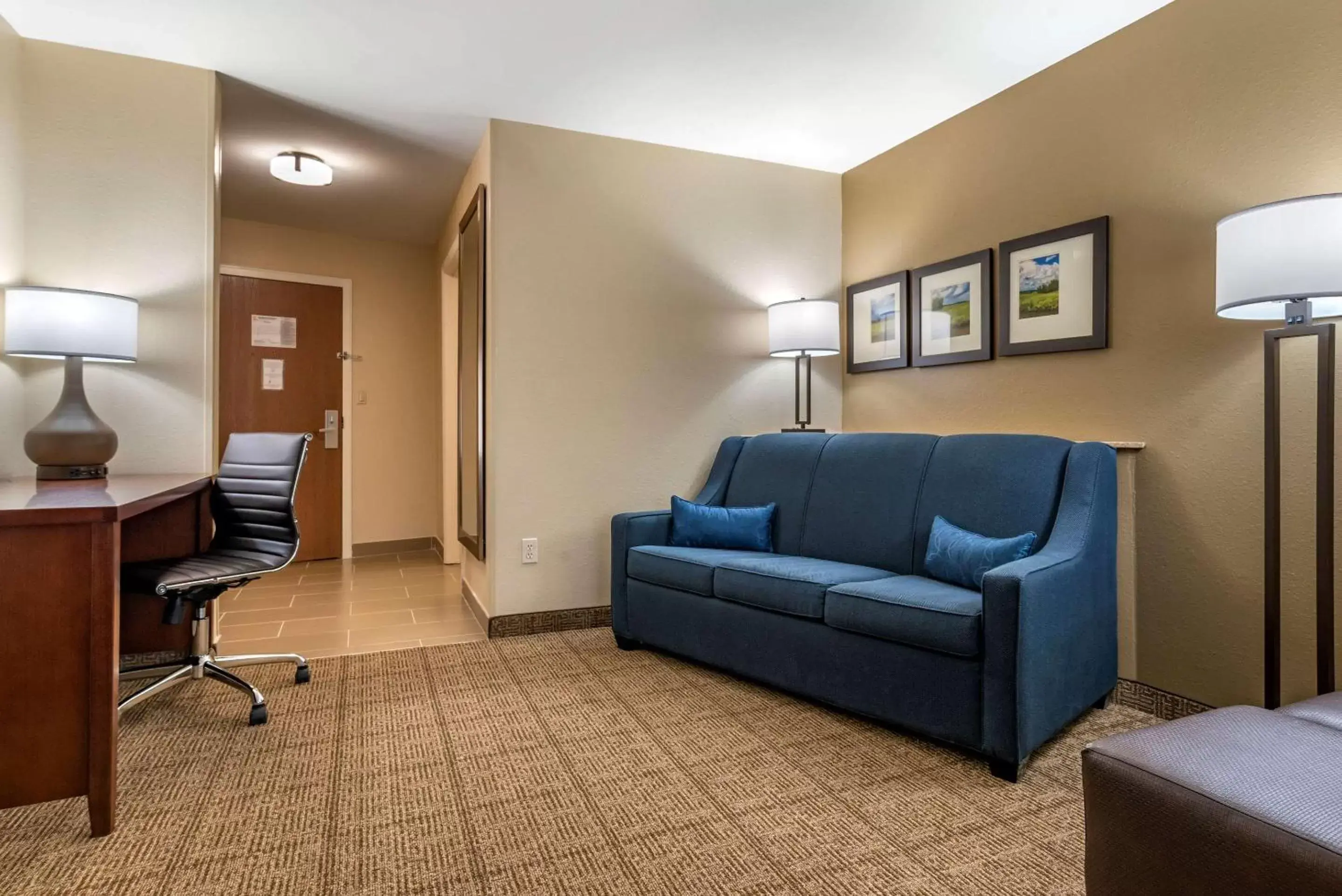 Photo of the whole room, Seating Area in Comfort Suites Niceville Near Eglin Air Force Base