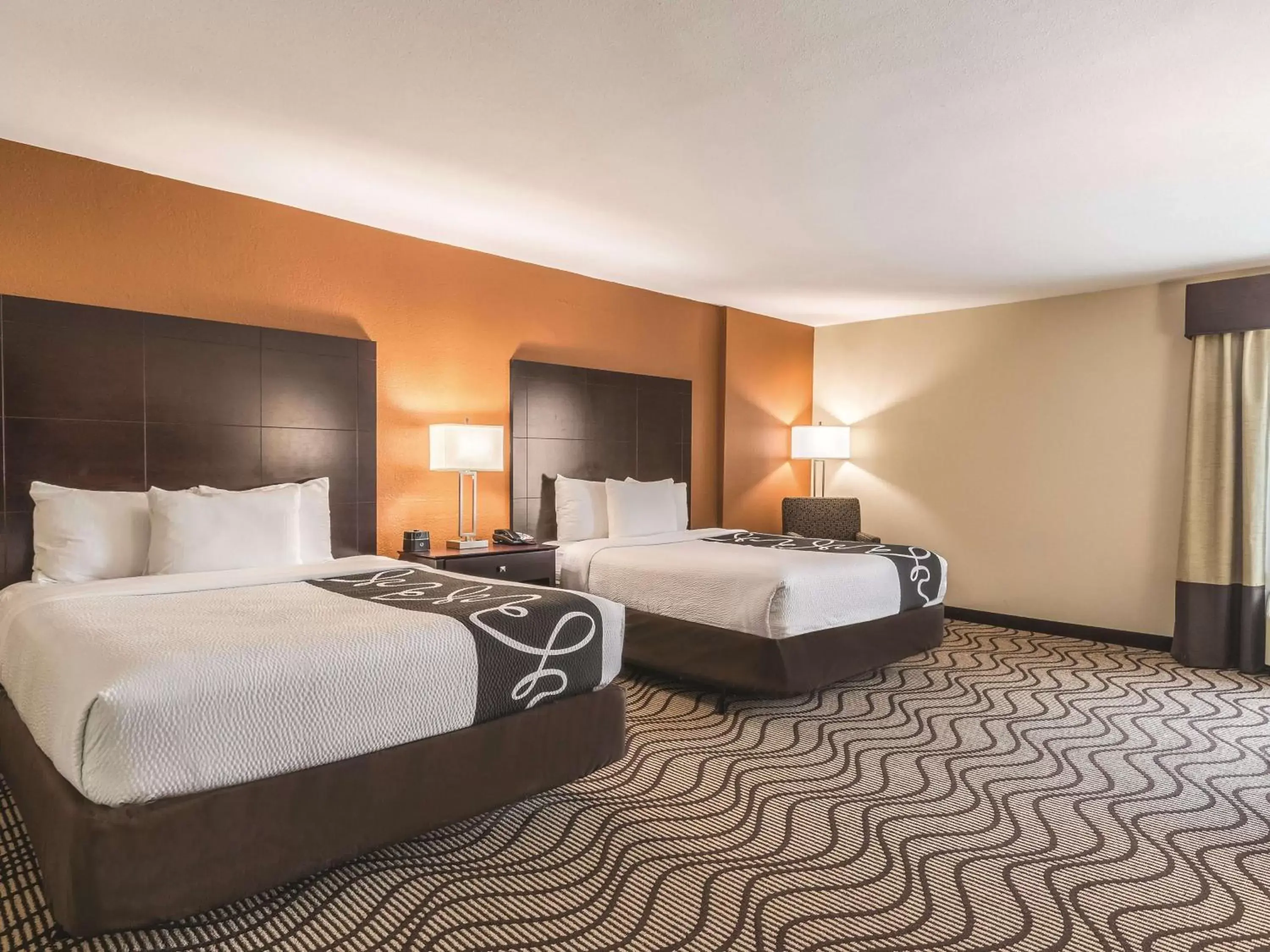 Photo of the whole room, Bed in La Quinta by Wyndham Knoxville Central Papermill