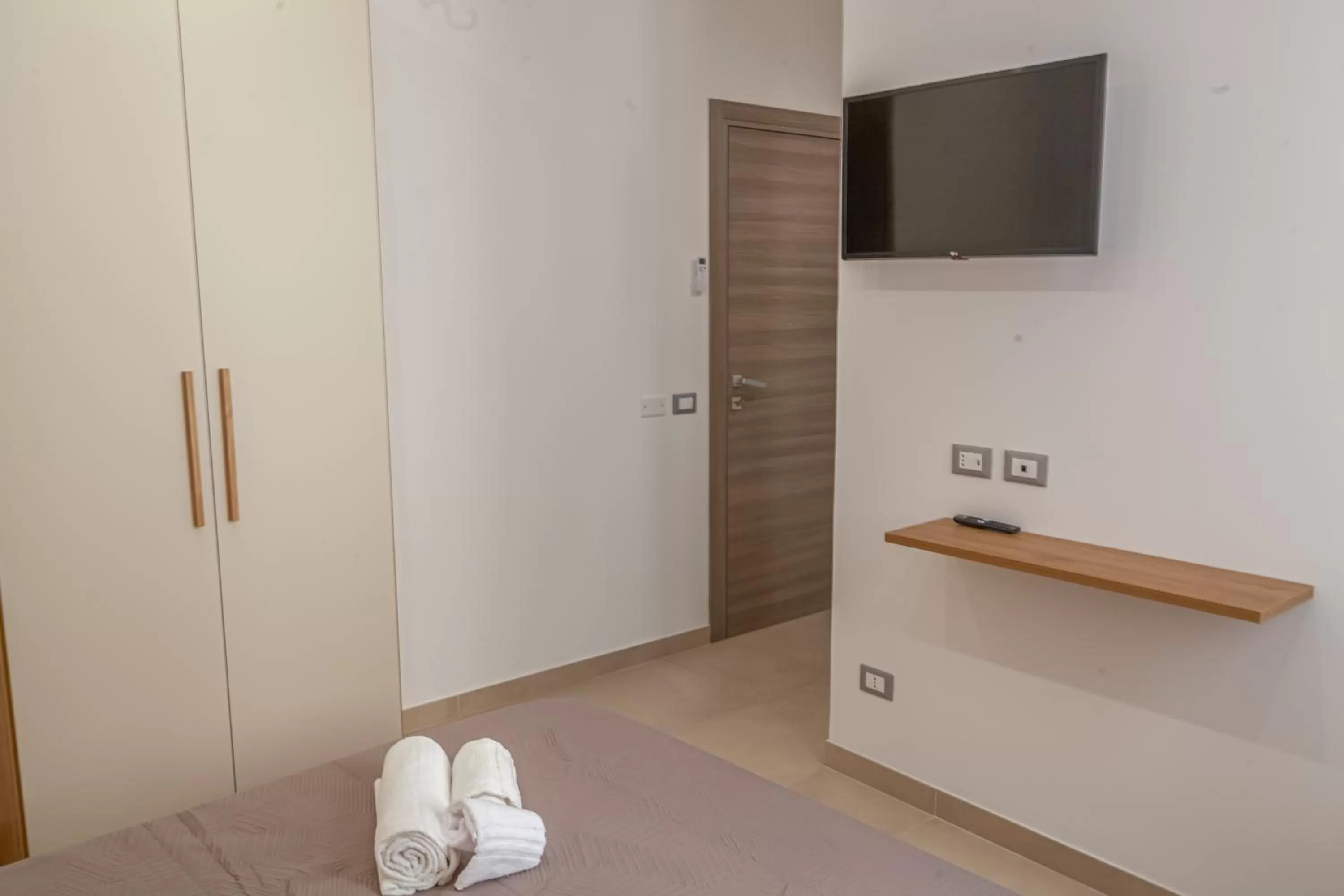 TV and multimedia, TV/Entertainment Center in Isgrò Rooms