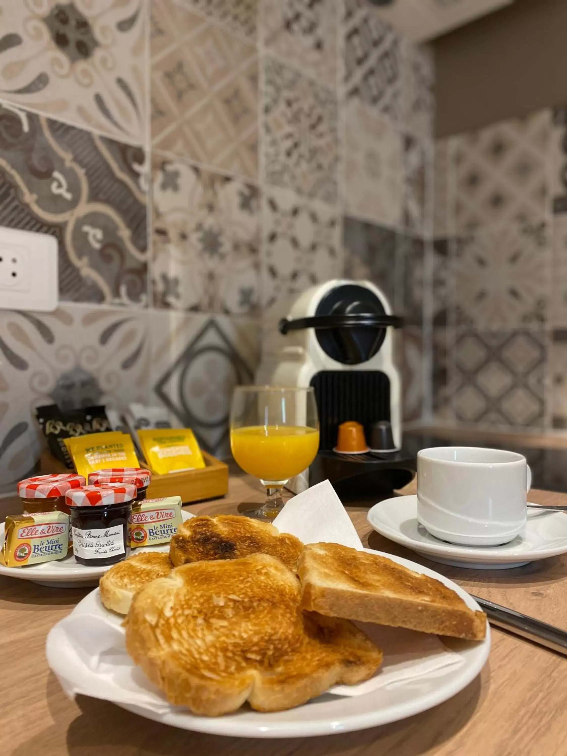 Coffee/tea facilities, Breakfast in Villa d'Estelle