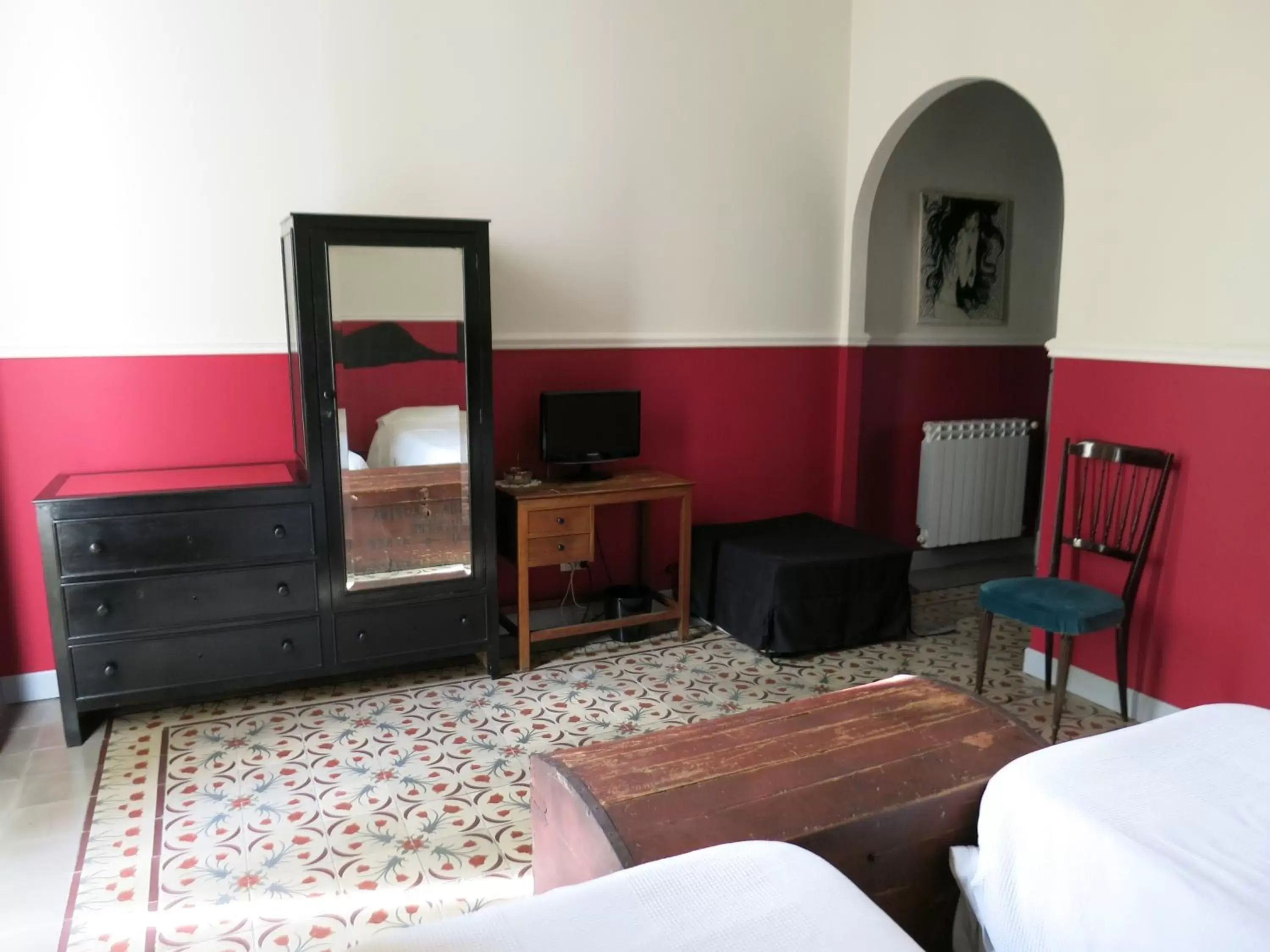 Photo of the whole room, TV/Entertainment Center in Maison Decò