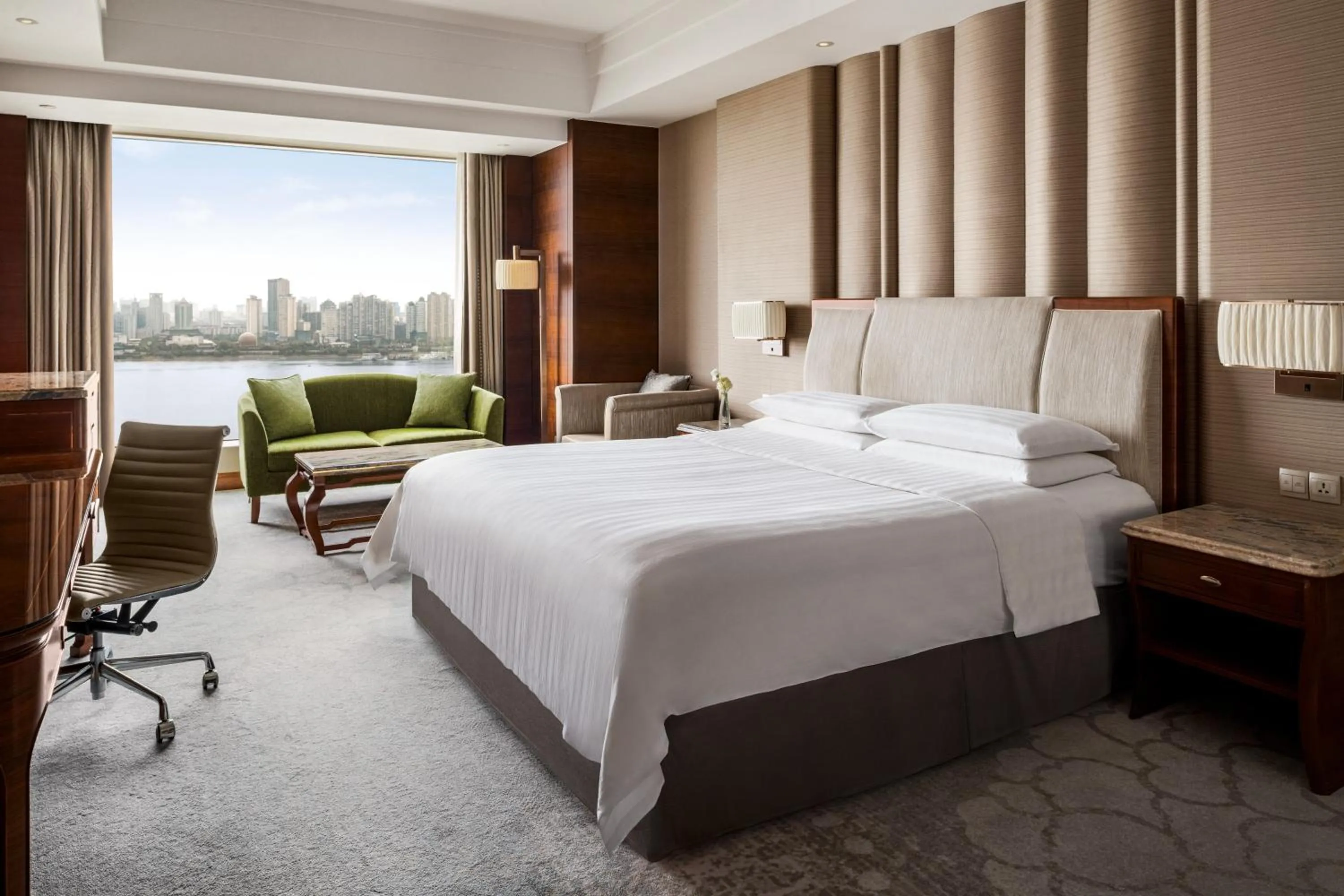 Photo of the whole room, Bed in Shangri-La Nanchang丨All room offer river views Just one stop from the Pavilion of Prince Teng