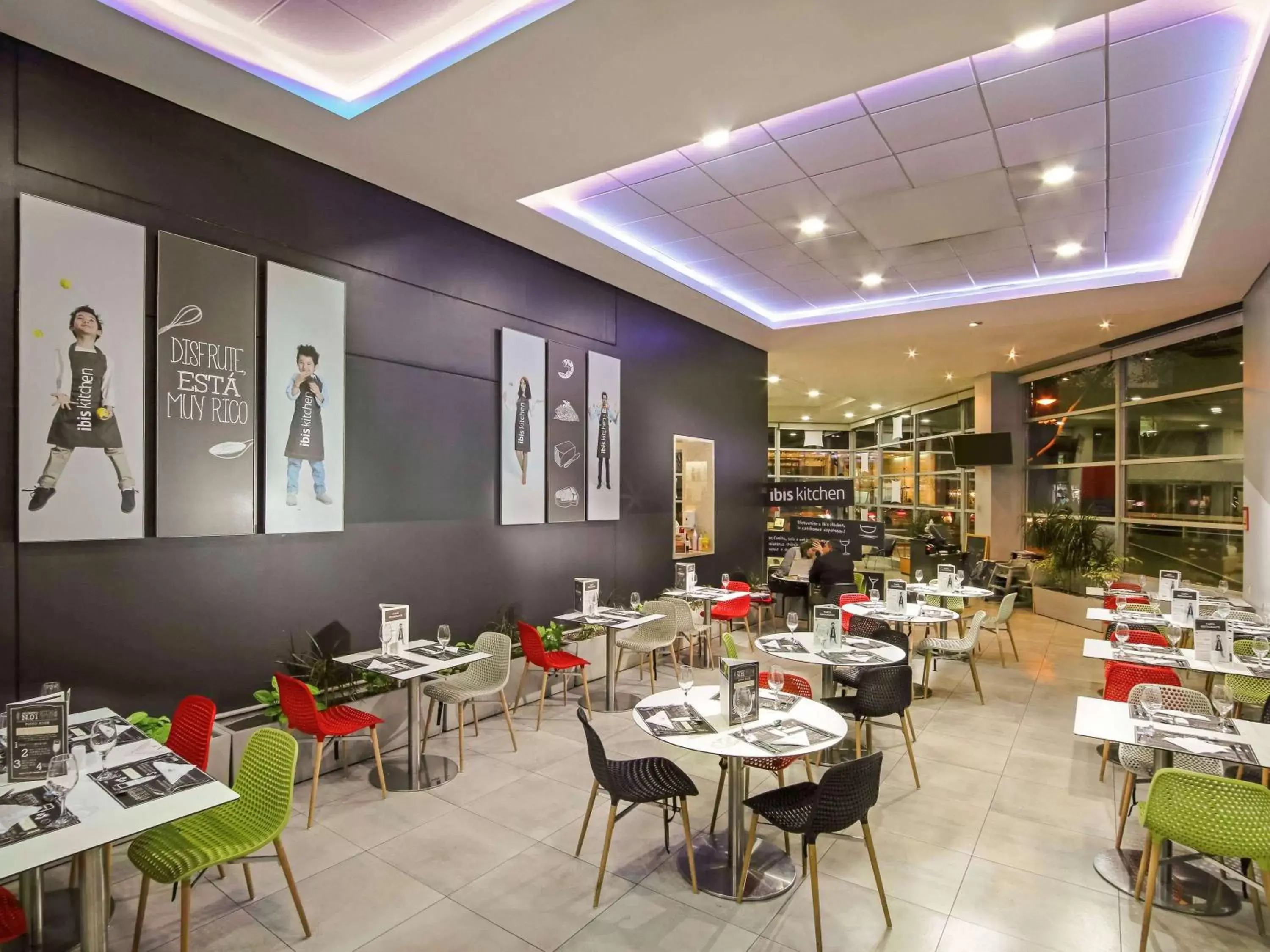 Restaurant/Places to Eat in ibis Santiago Providencia