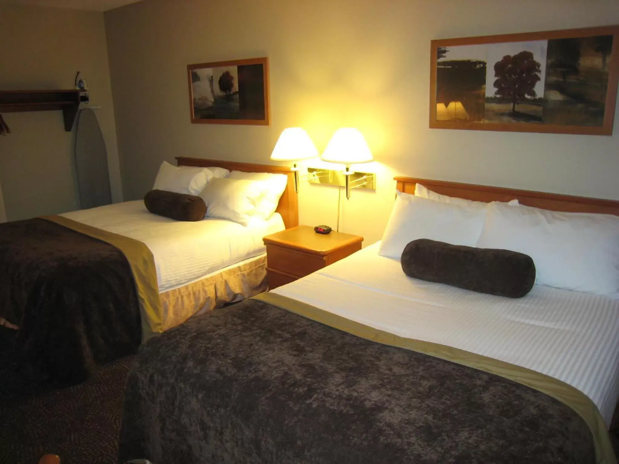 Bed in Super 8 by Wyndham Castlegar BC