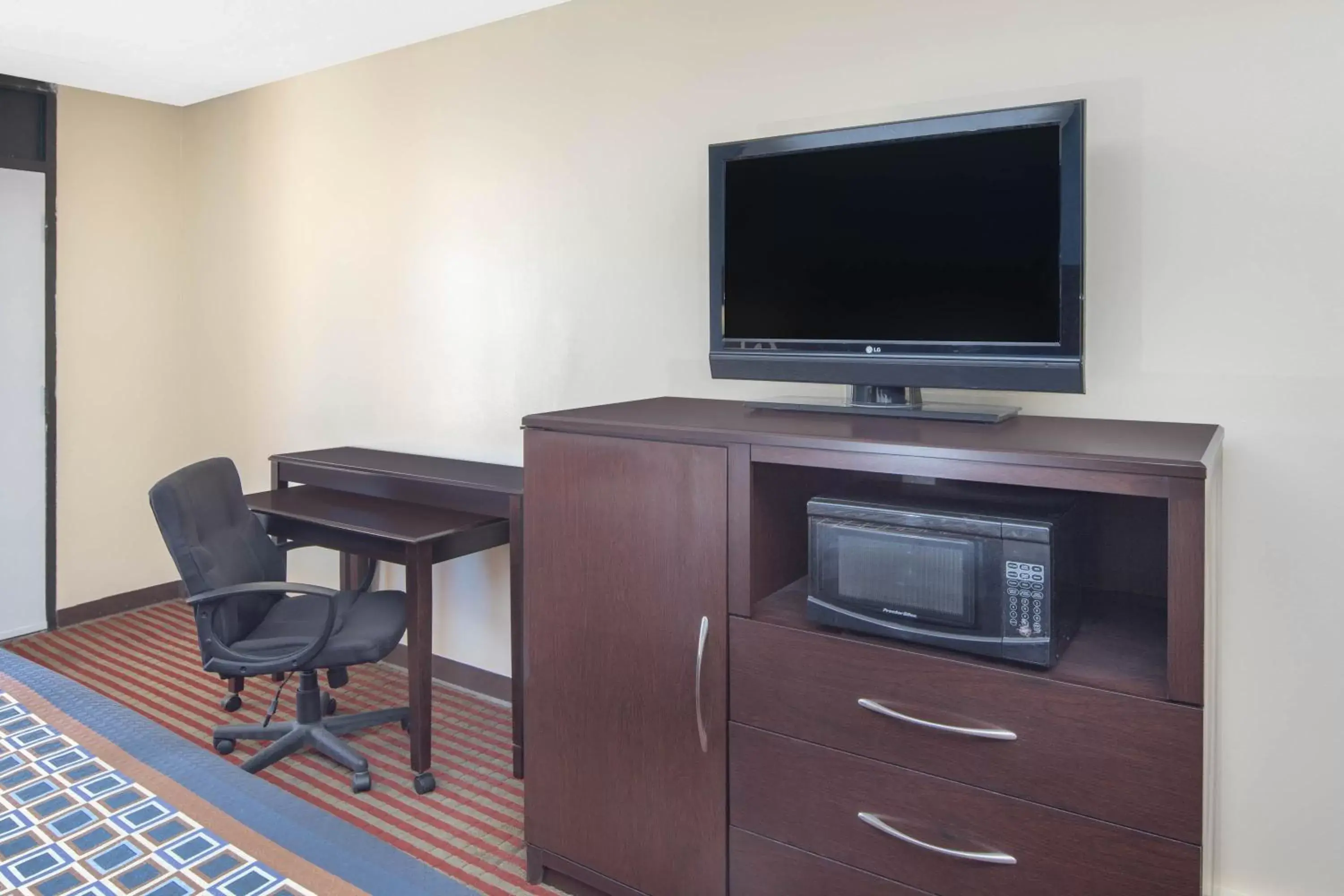 Food and drinks, TV/Entertainment Center in Travelodge by Wyndham Savannah Area/Richmond Hill