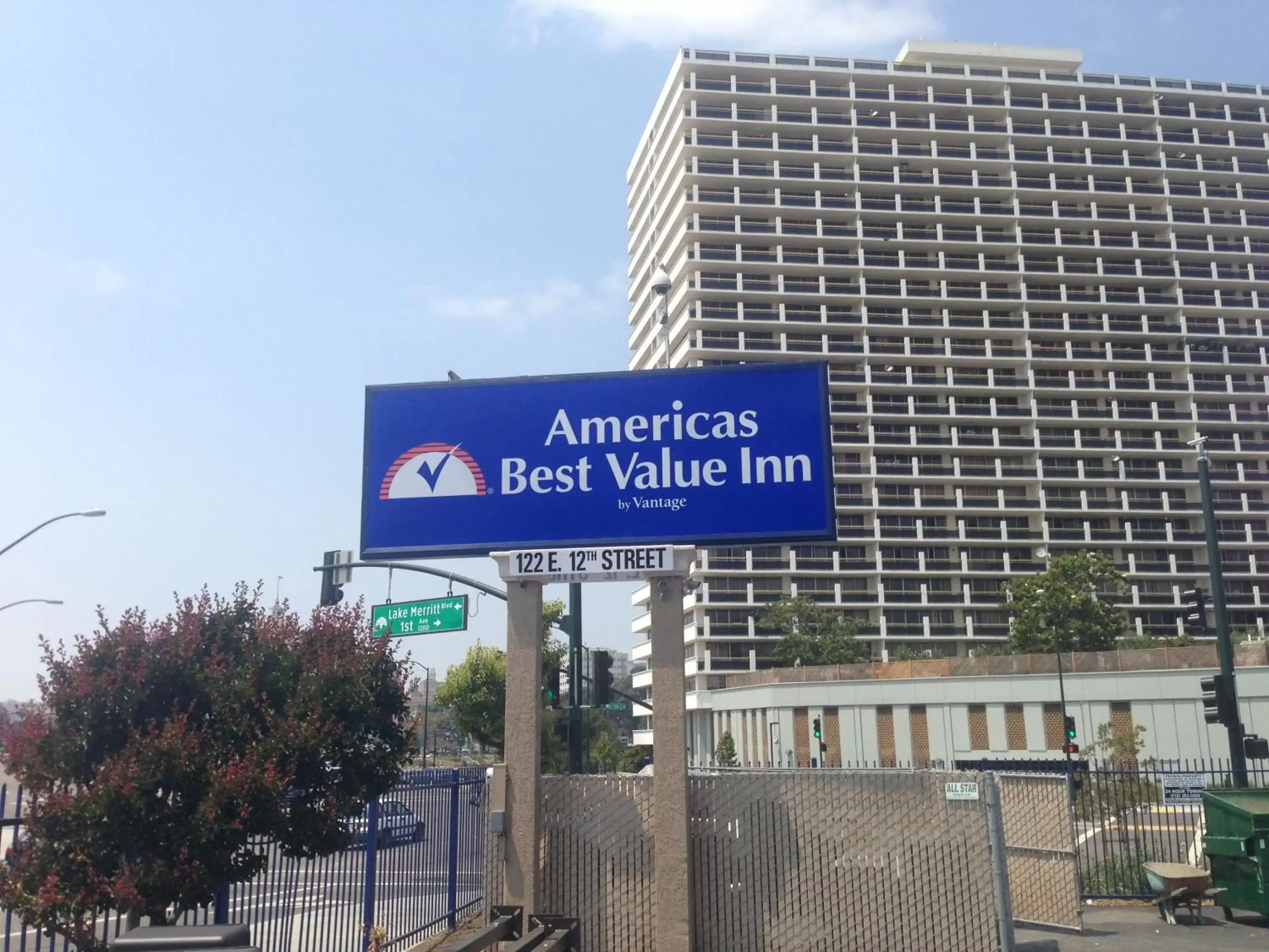 Facade/entrance in Americas Best Value Inn - Downtown Oakland/Lake Merritt