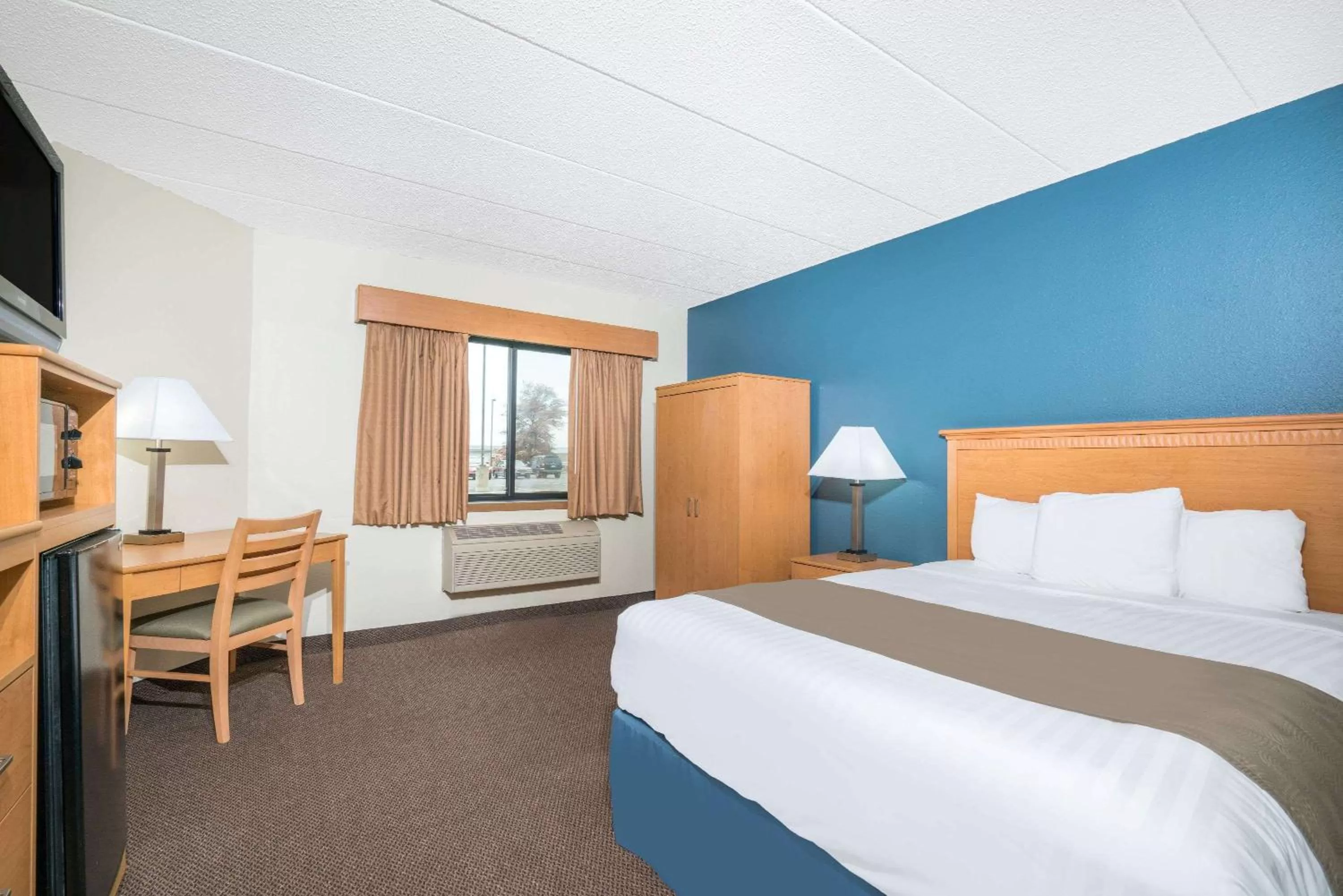 Bedroom, Bed in Days Inn & Suites by Wyndham Baxter Brainerd Area
