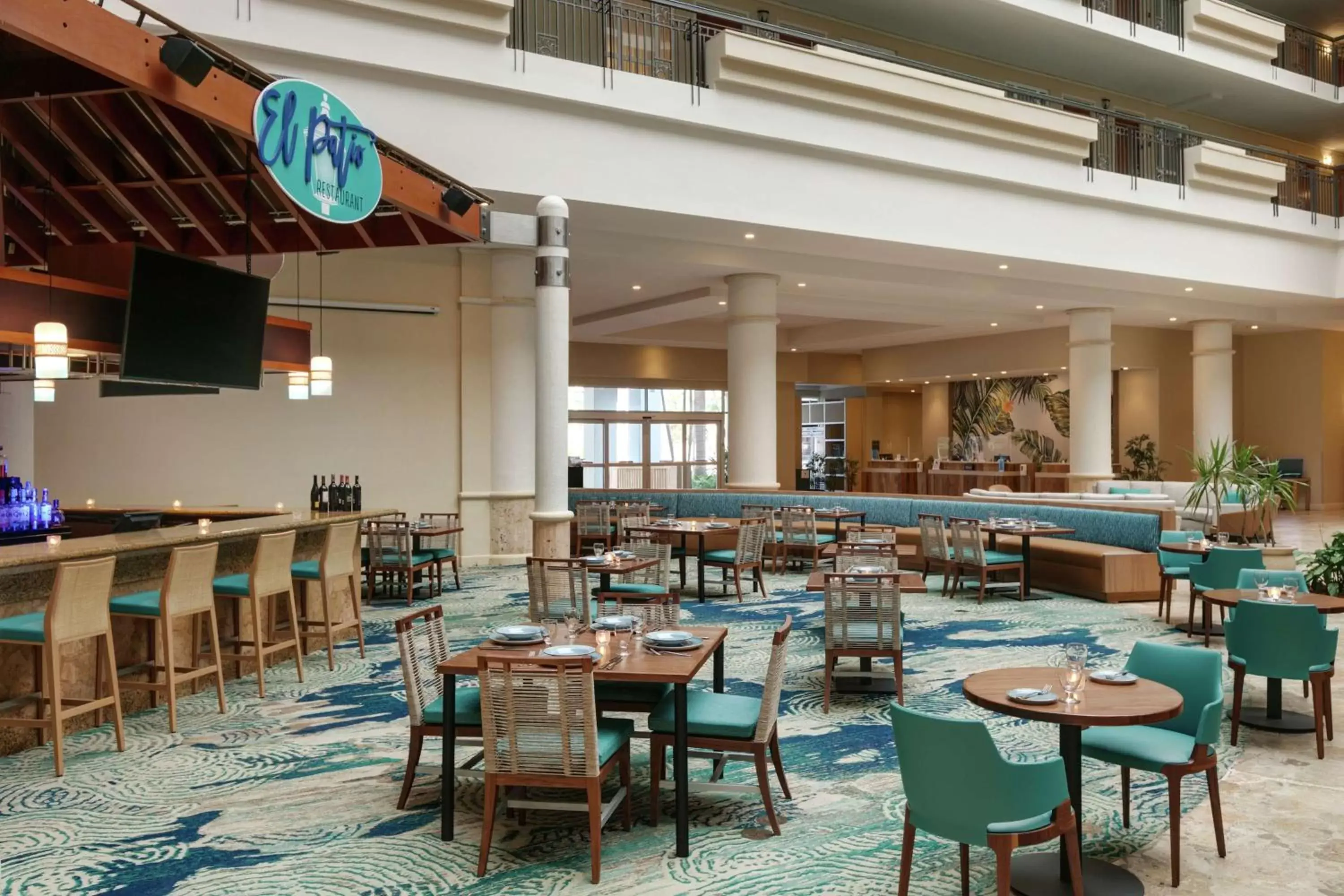 Lounge or bar, Restaurant/Places to Eat in Embassy Suites by Hilton San Juan - Hotel & Casino