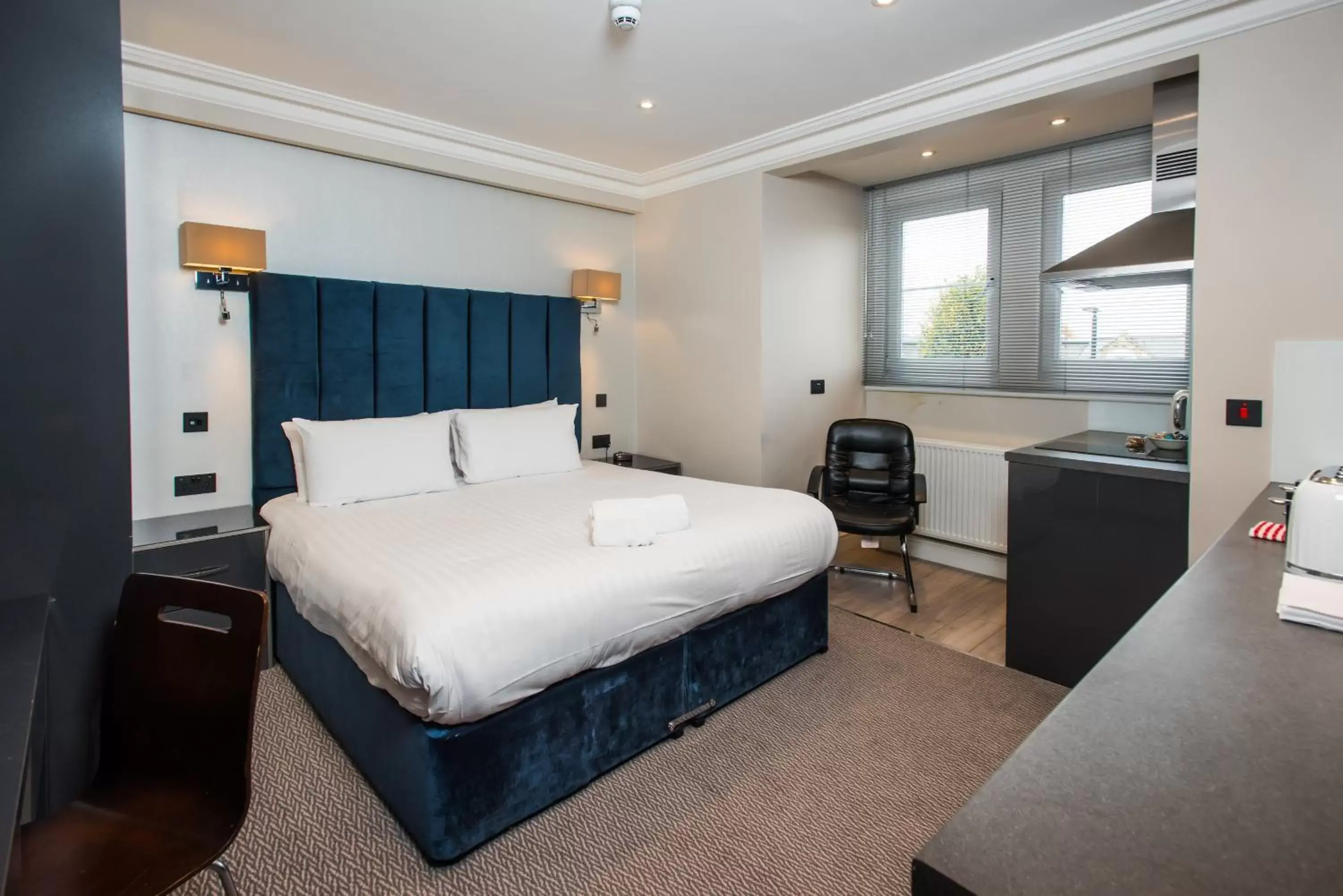 Property building, Bed in Best Western Chiswick Palace & Suites London