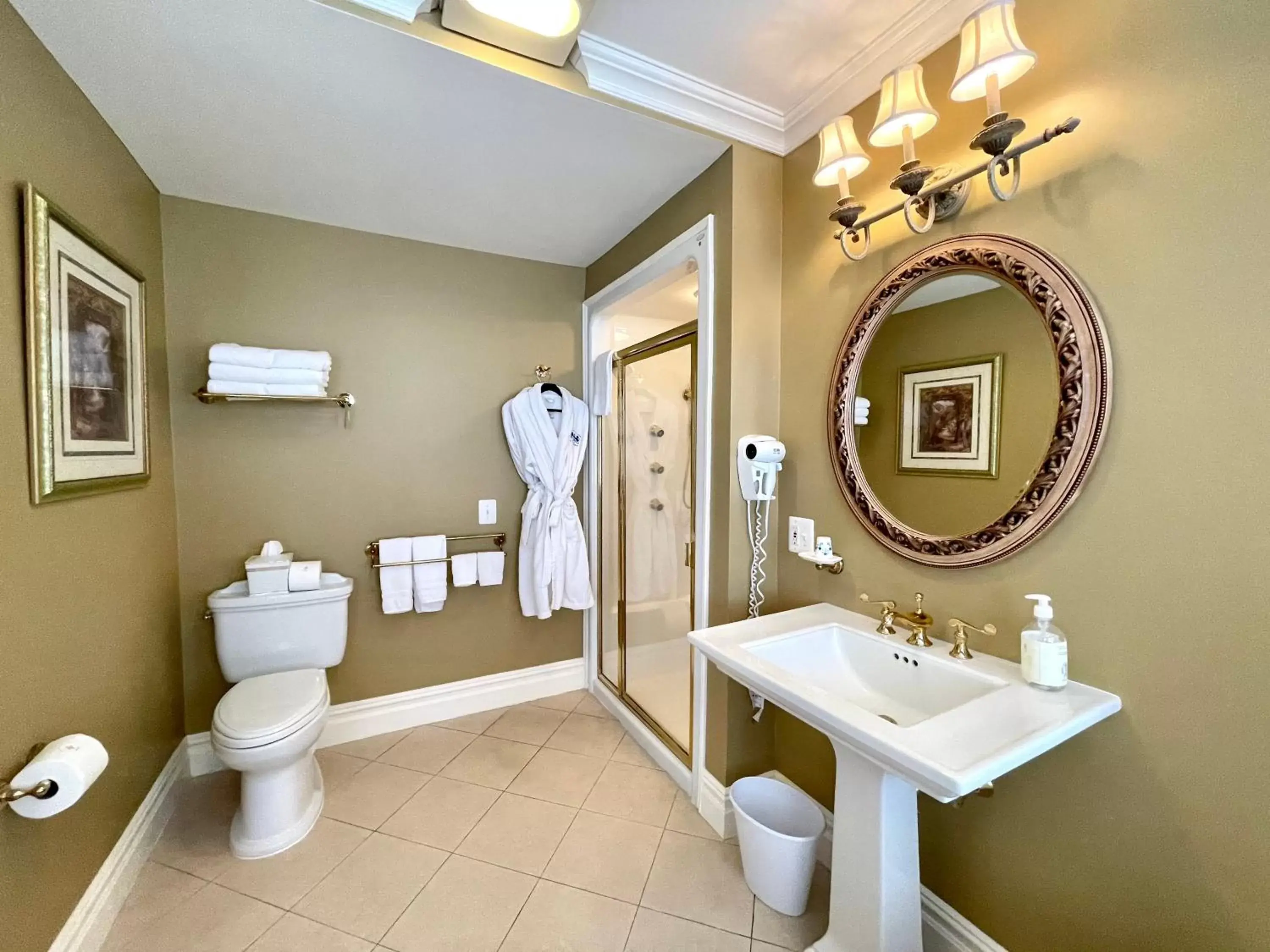 Bathroom in Atlantis Inn Hotel