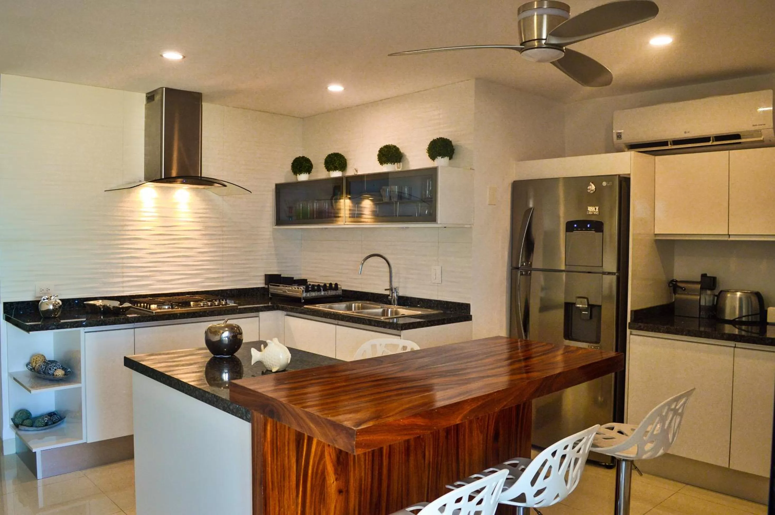 Kitchen or kitchenette, Kitchen/Kitchenette in Beachfront Penthouses by LivIN Cancun