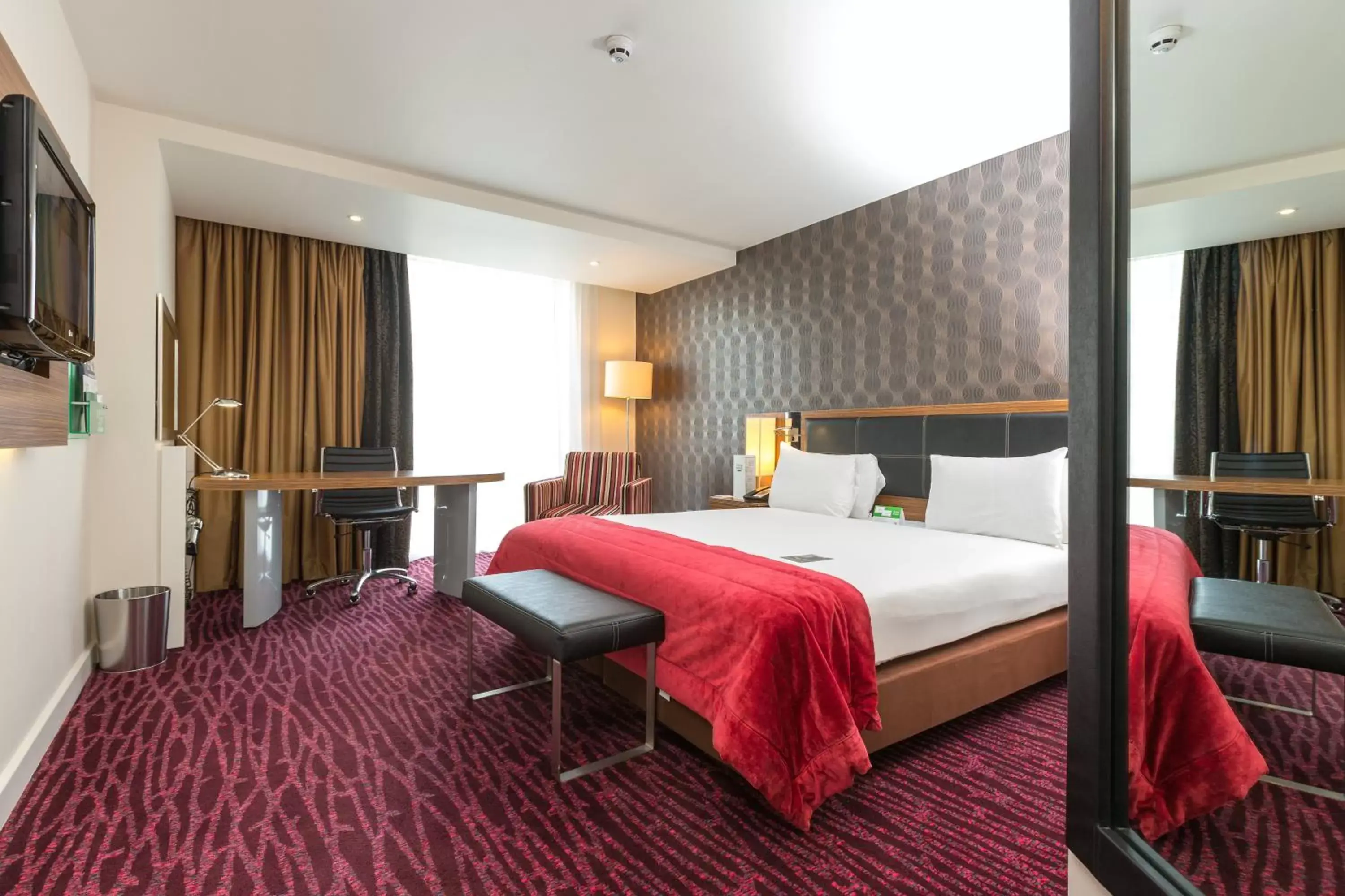 Photo of the whole room, Bed in Holiday Inn Manchester-Mediacityuk, an IHG Hotel