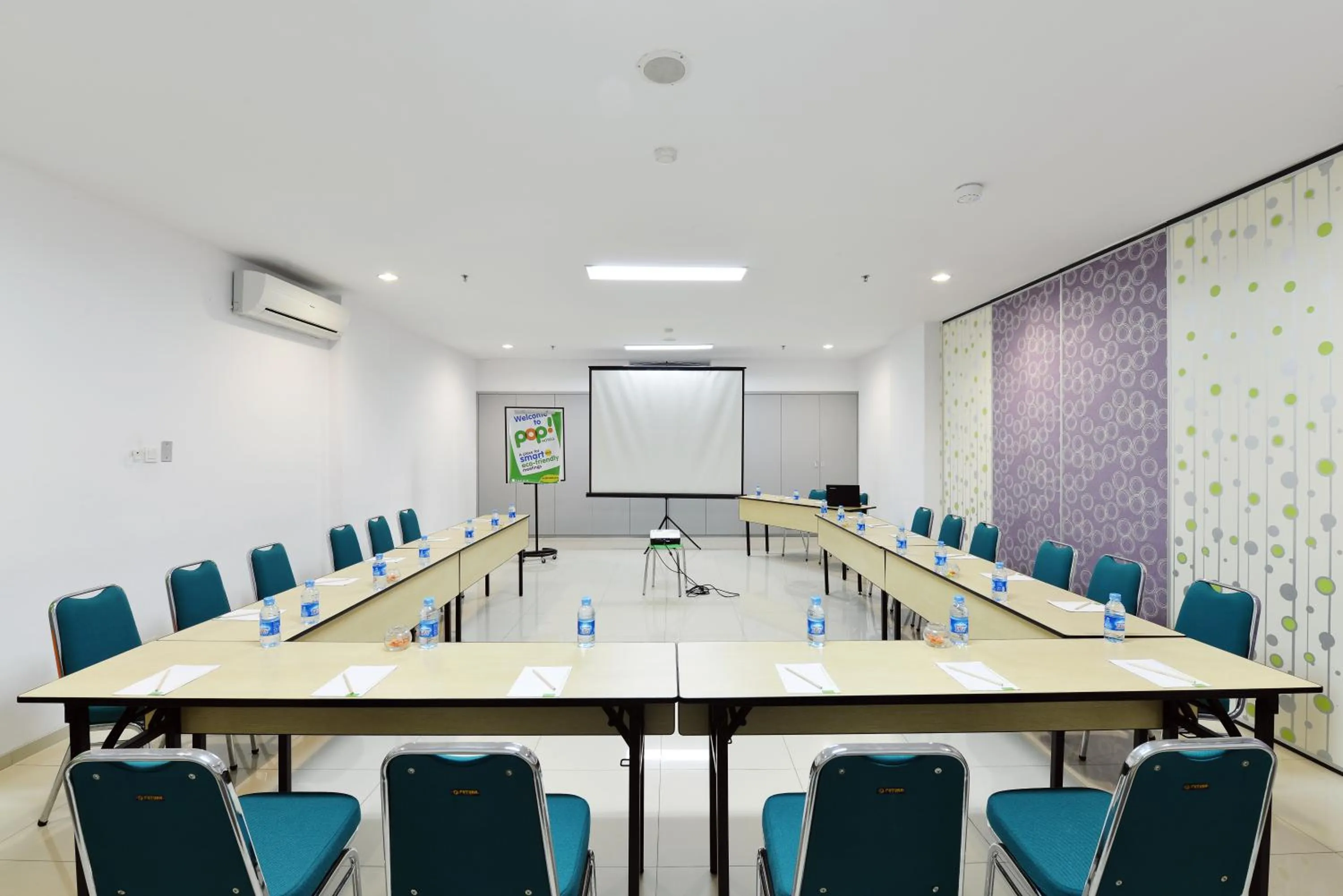 Meeting/conference room in POP! Hotel Tanjung Karang