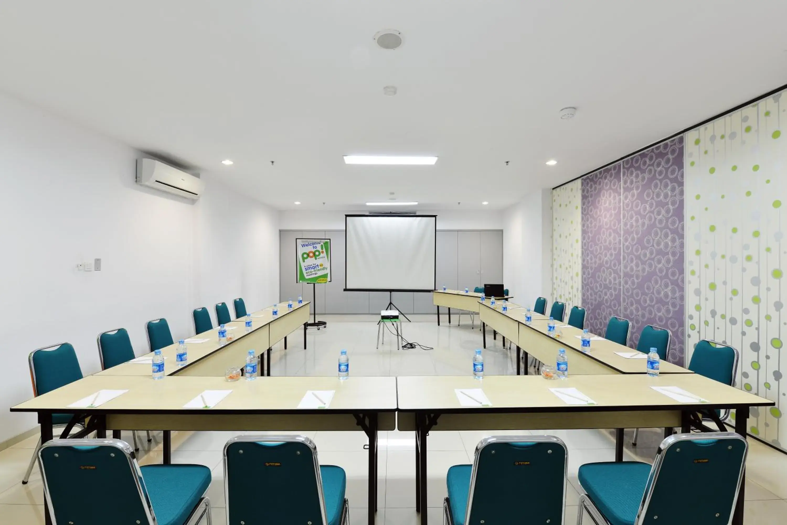 Meeting/conference room in Pop! Hotel Tanjung Karang