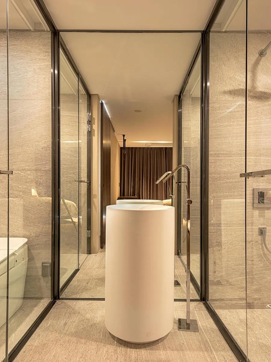 Toilet in Hotel Alice and Trunk