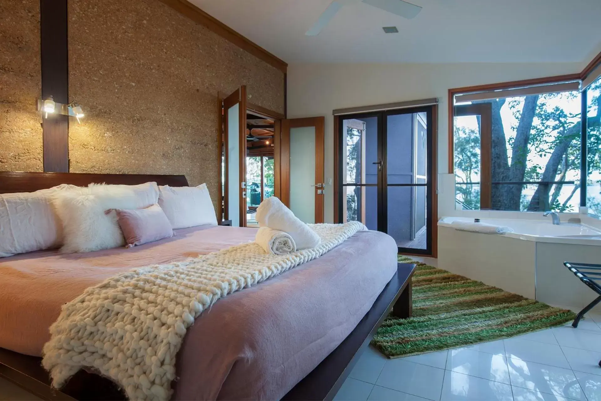 Bedroom, Bed in Eumarella Shores Noosa Lake Retreat